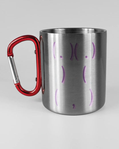 Titelbild, das die linke Seite der beidseitig bedruckten Edelstahltasse von Maondo mit dem Design Body Language in der Farbe Metallic-Red auf einem Holztisch zeigt