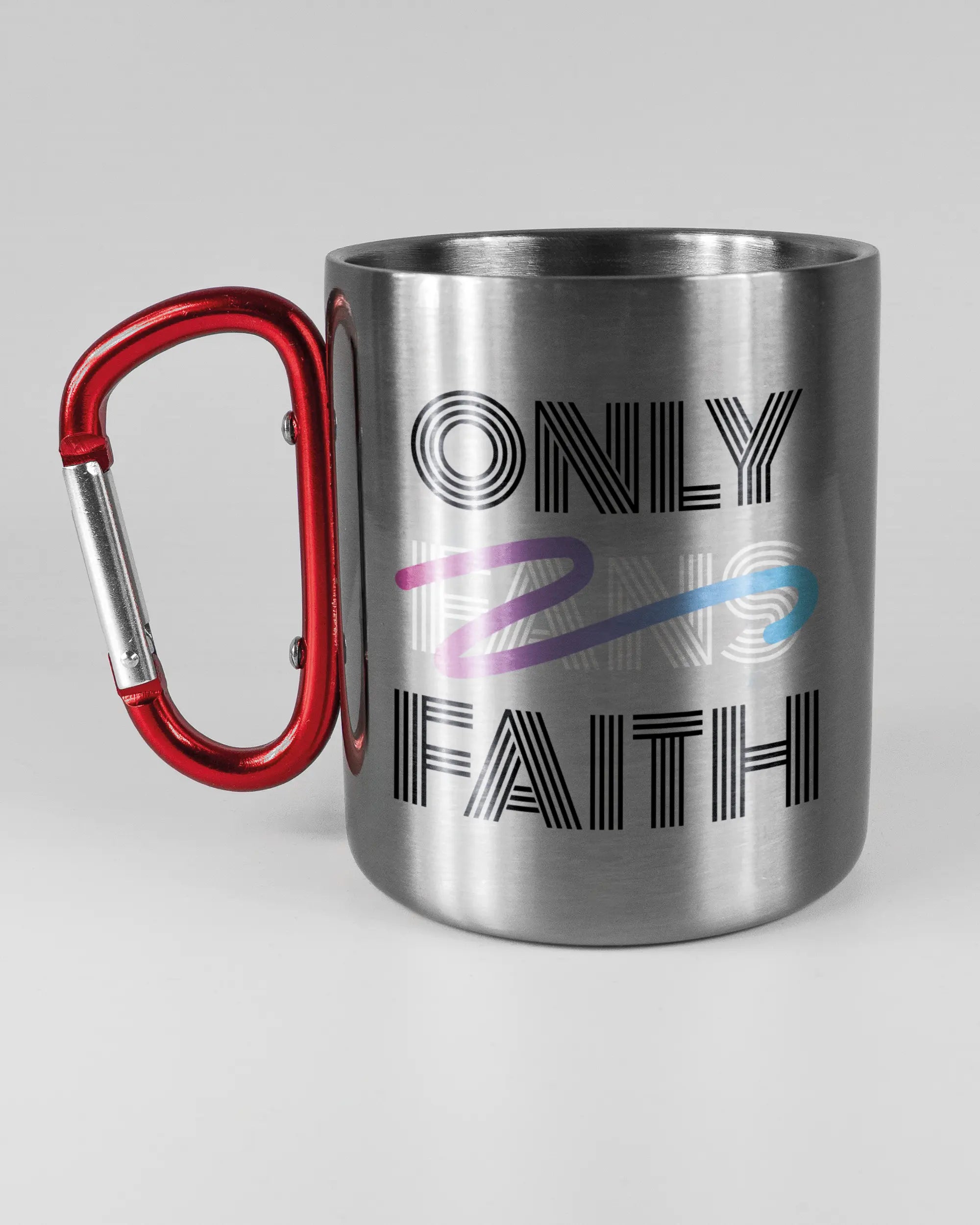 Titelbild, das die linke Seite der beidseitig bedruckten Edelstahltasse von Maondo mit dem Design Only Faith in der Farbe Metallic-Red auf einem Holztisch zeigt