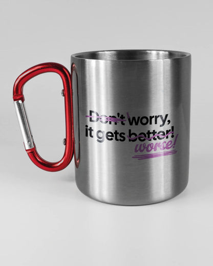 Titelbild, das die linke Seite der beidseitig bedruckten Edelstahltasse von Maondo mit dem Design Worry Worse in der Farbe Metallic-Red auf einem Holztisch zeigt