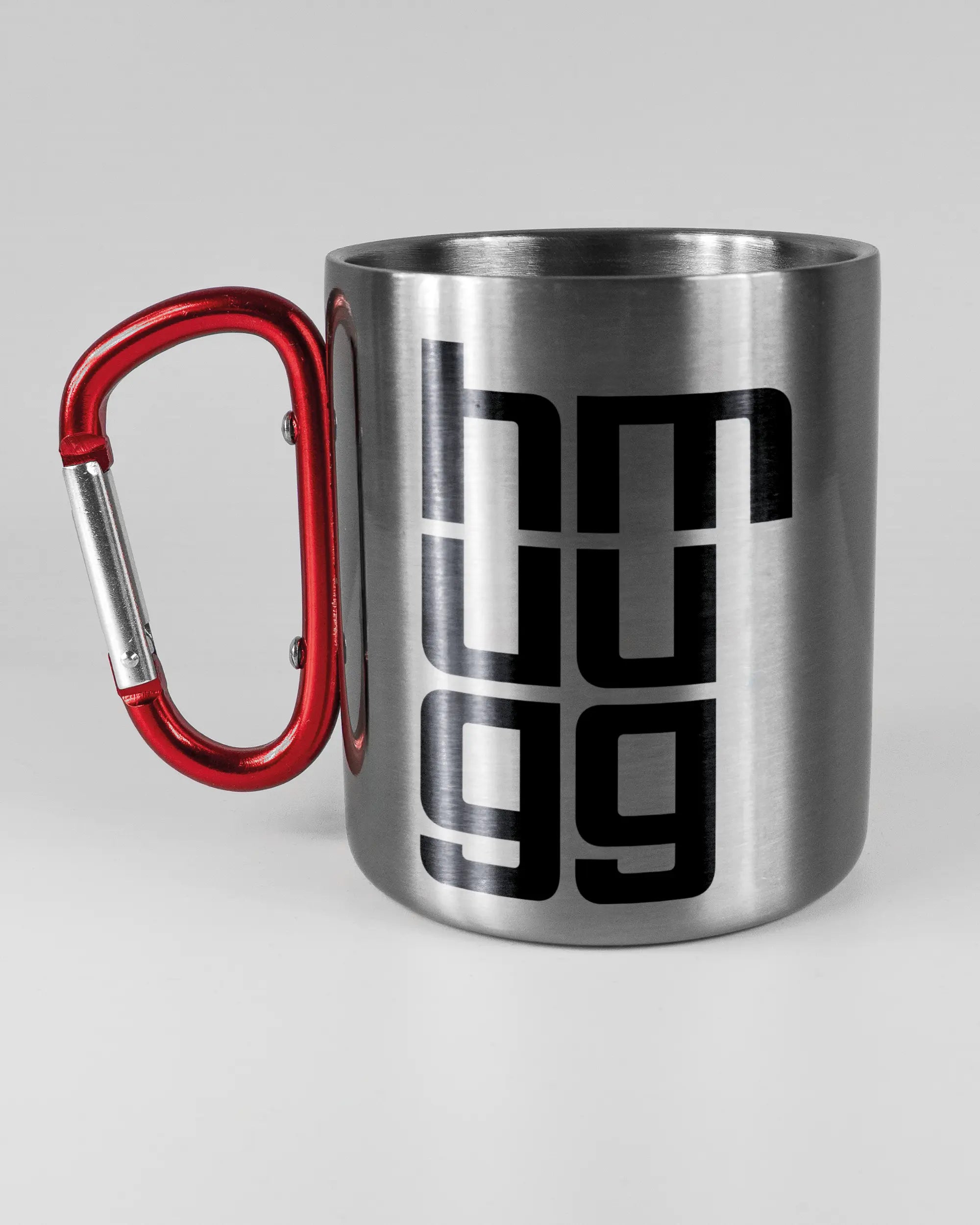 Titelbild, das die linke Seite der beidseitig bedruckten Edelstahltasse von Maondo mit dem Design Hug Mug in der Farbe Metallic-Red auf einem Holztisch zeigt