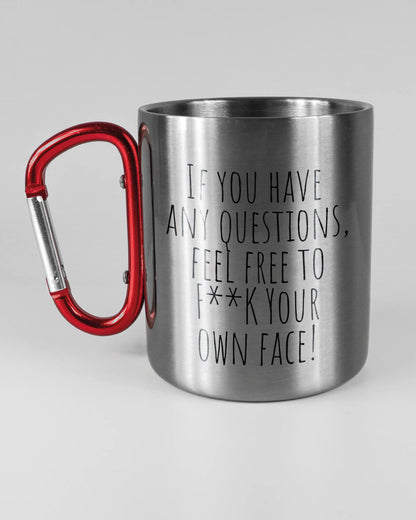 Titelbild, das die linke Seite der beidseitig bedruckten Edelstahltasse von Maondo mit dem Design Feel Free in der Farbe Metallic-Red auf einem Holztisch zeigt