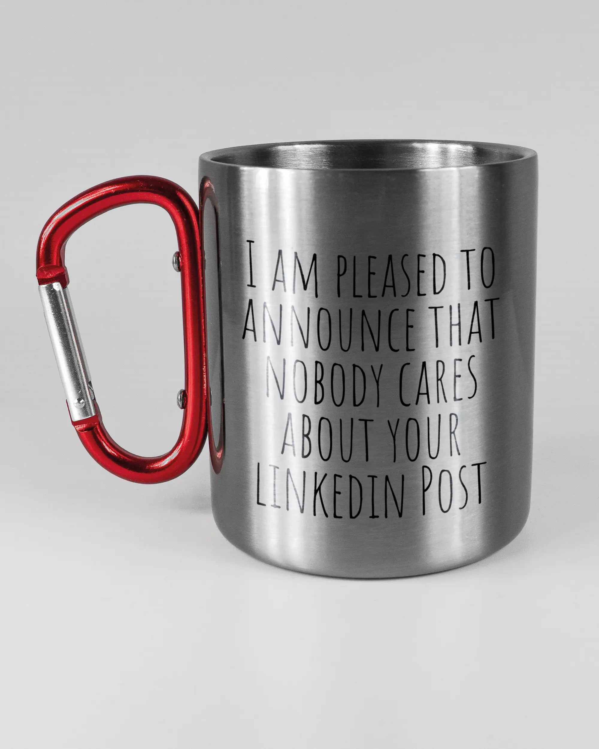 Titelbild, das die linke Seite der beidseitig bedruckten Edelstahltasse von Maondo mit dem Design Please Unannounce in der Farbe Metallic-Red auf einem Holztisch zeigt