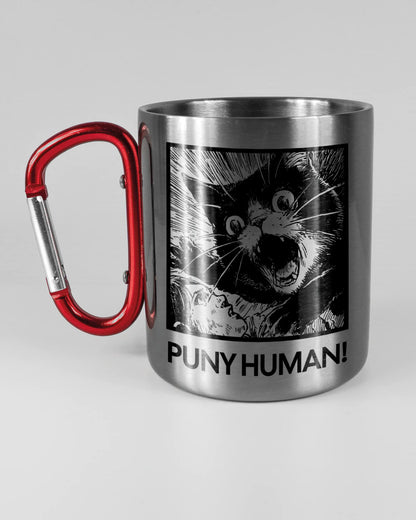 Titelbild, das die linke Seite der beidseitig bedruckten Edelstahltasse von Maondo mit dem Design Puny Human in der Farbe Metallic-Red auf einem Holztisch zeigt