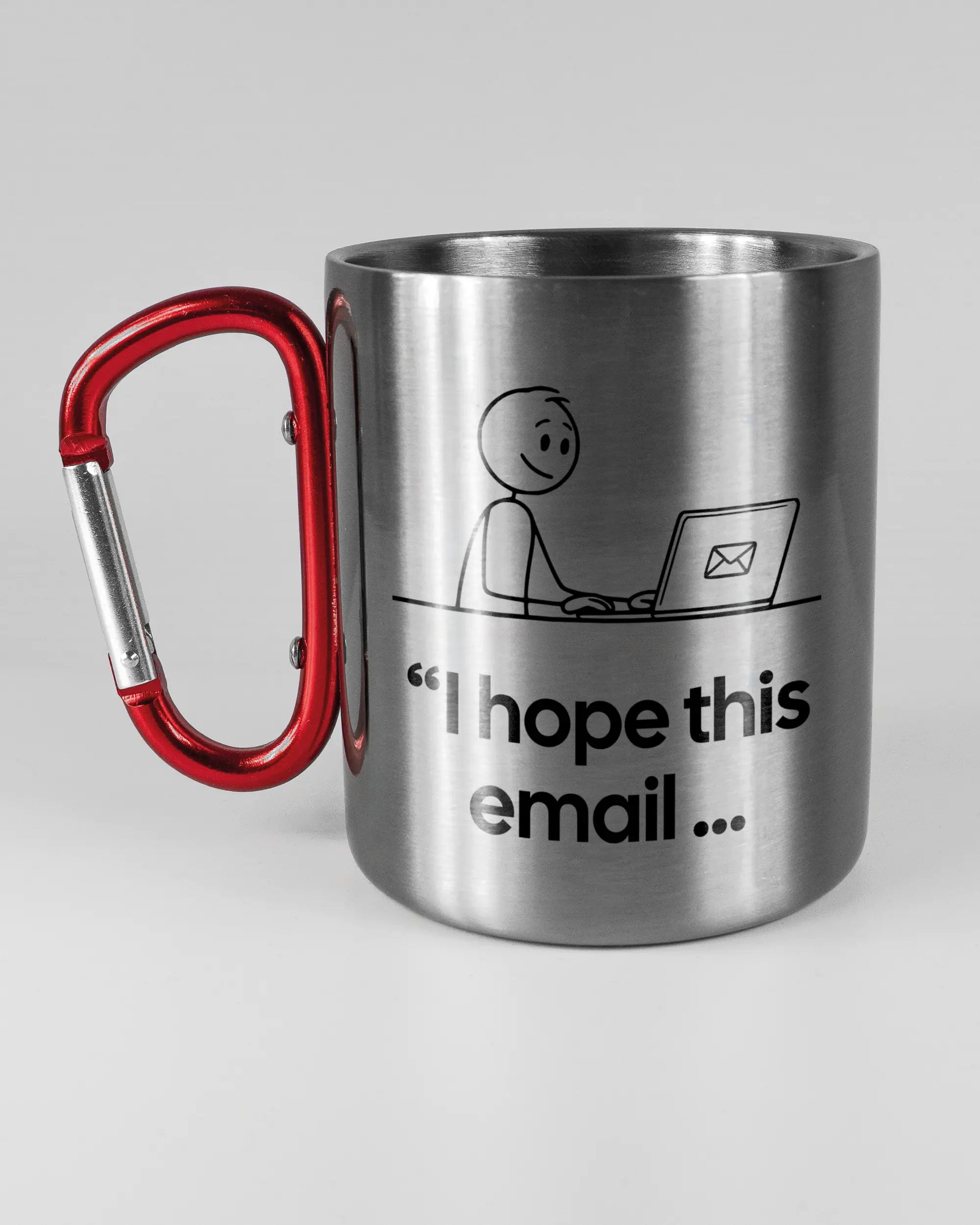 Titelbild, das die linke Seite der beidseitig bedruckten Edelstahltasse von Maondo mit dem Design Found me not well in der Farbe Metallic-Red auf einem Holztisch zeigt