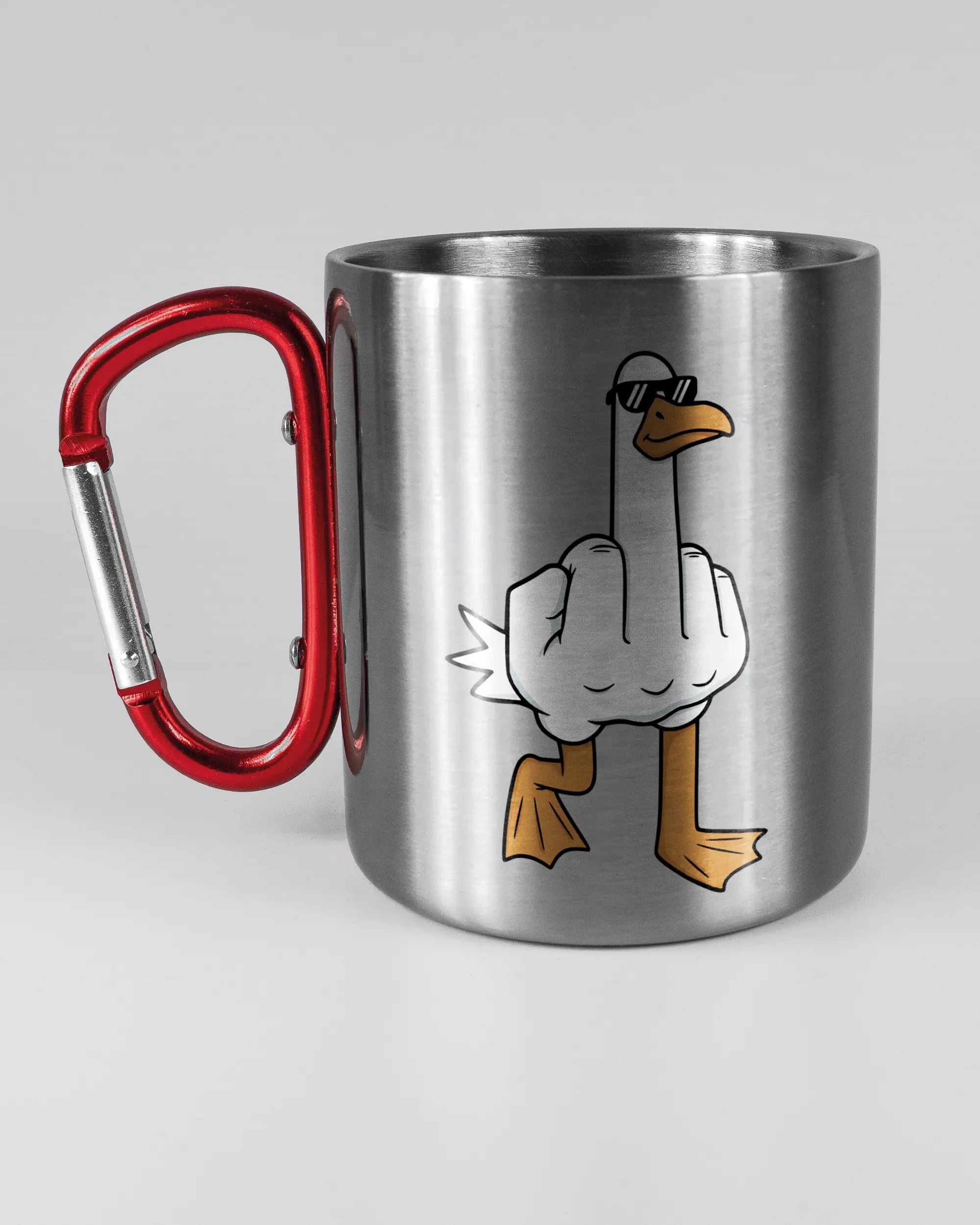 Titelbild, das die linke Seite der beidseitig bedruckten Edelstahltasse von Maondo mit dem Design I give a duck in der Farbe Metallic-Red auf einem Holztisch zeigt