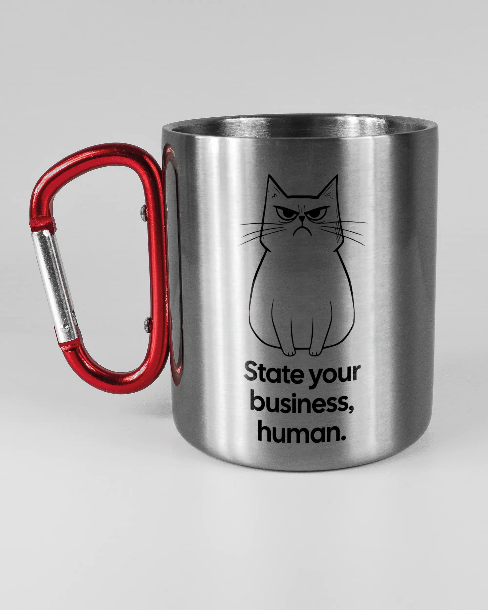 Titelbild, das die linke Seite der beidseitig bedruckten Edelstahltasse von Maondo mit dem Design Grumpy Purr in der Farbe Metallic-Red auf einem Holztisch zeigt