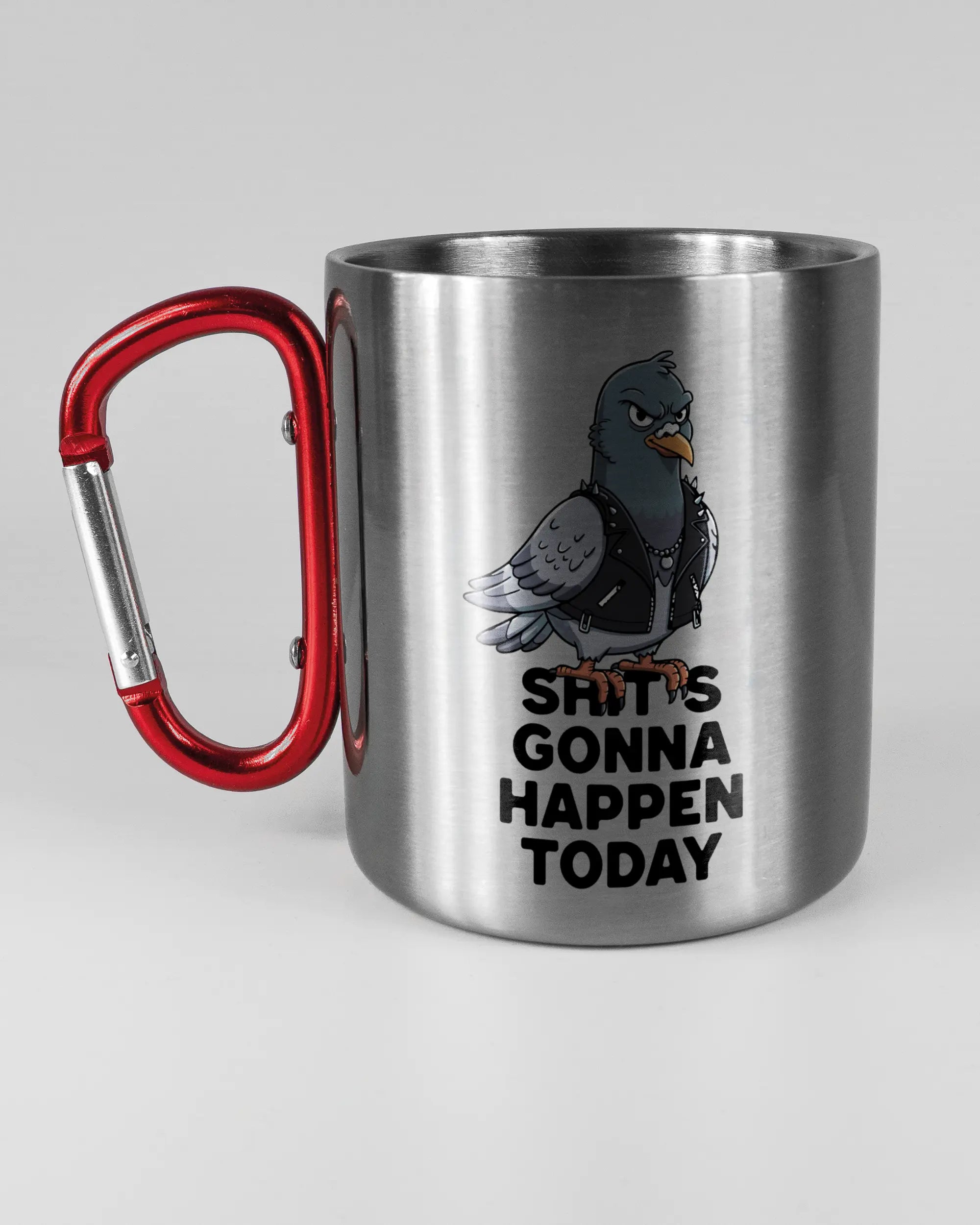 Titelbild, das die linke Seite der beidseitig bedruckten Edelstahltasse von Maondo mit dem Design Pigeon Pun in der Farbe Metallic-Red auf einem Holztisch zeigt