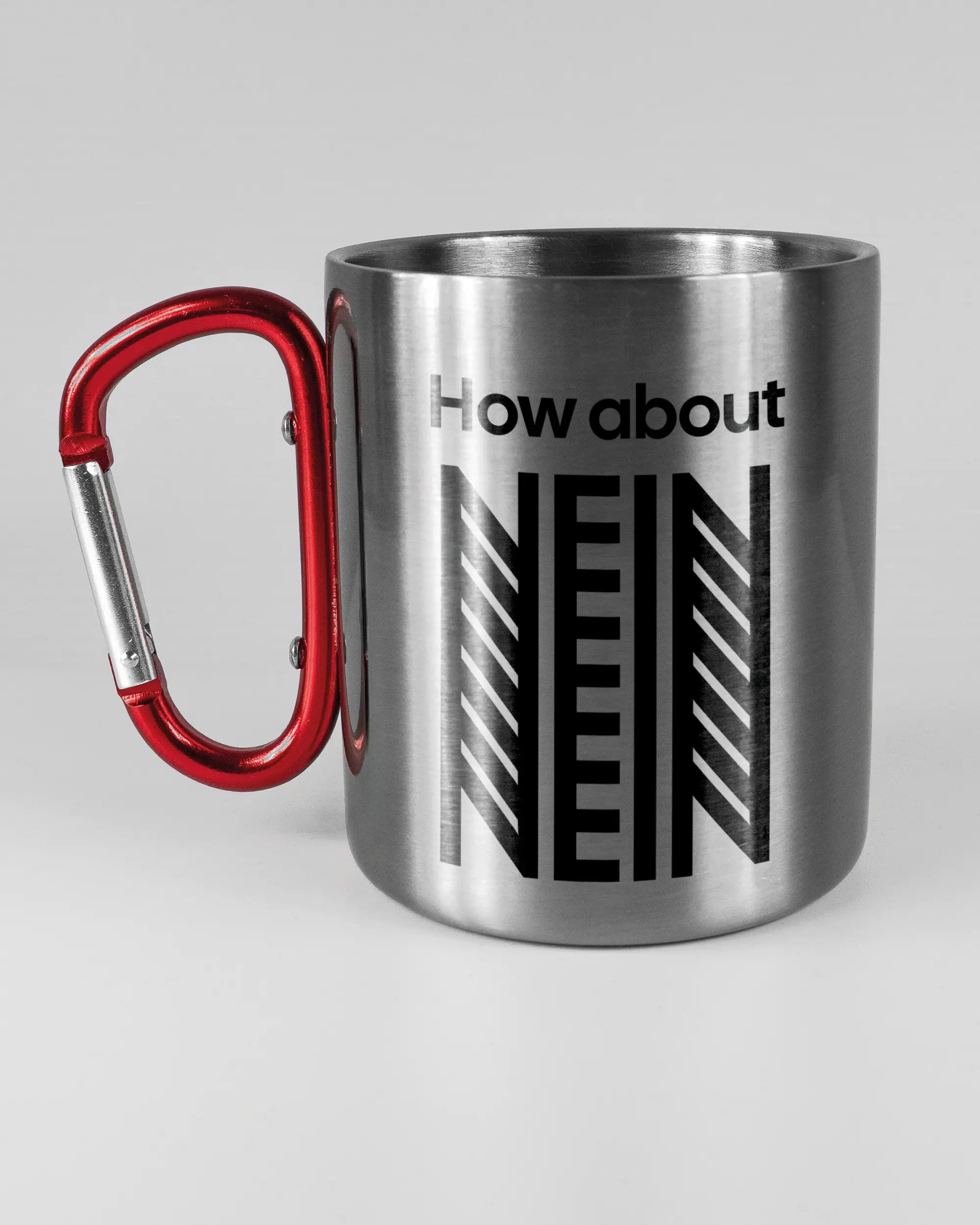 Titelbild, das die linke Seite der beidseitig bedruckten Edelstahltasse von Maondo mit dem Design How about nein in der Farbe Metallic-Red auf einem Holztisch zeigt