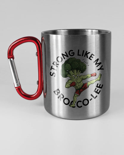 Titelbild, das die linke Seite der beidseitig bedruckten Edelstahltasse von Maondo mit dem Design Brocco-Lee in der Farbe Metallic-Red auf einem Holztisch zeigt