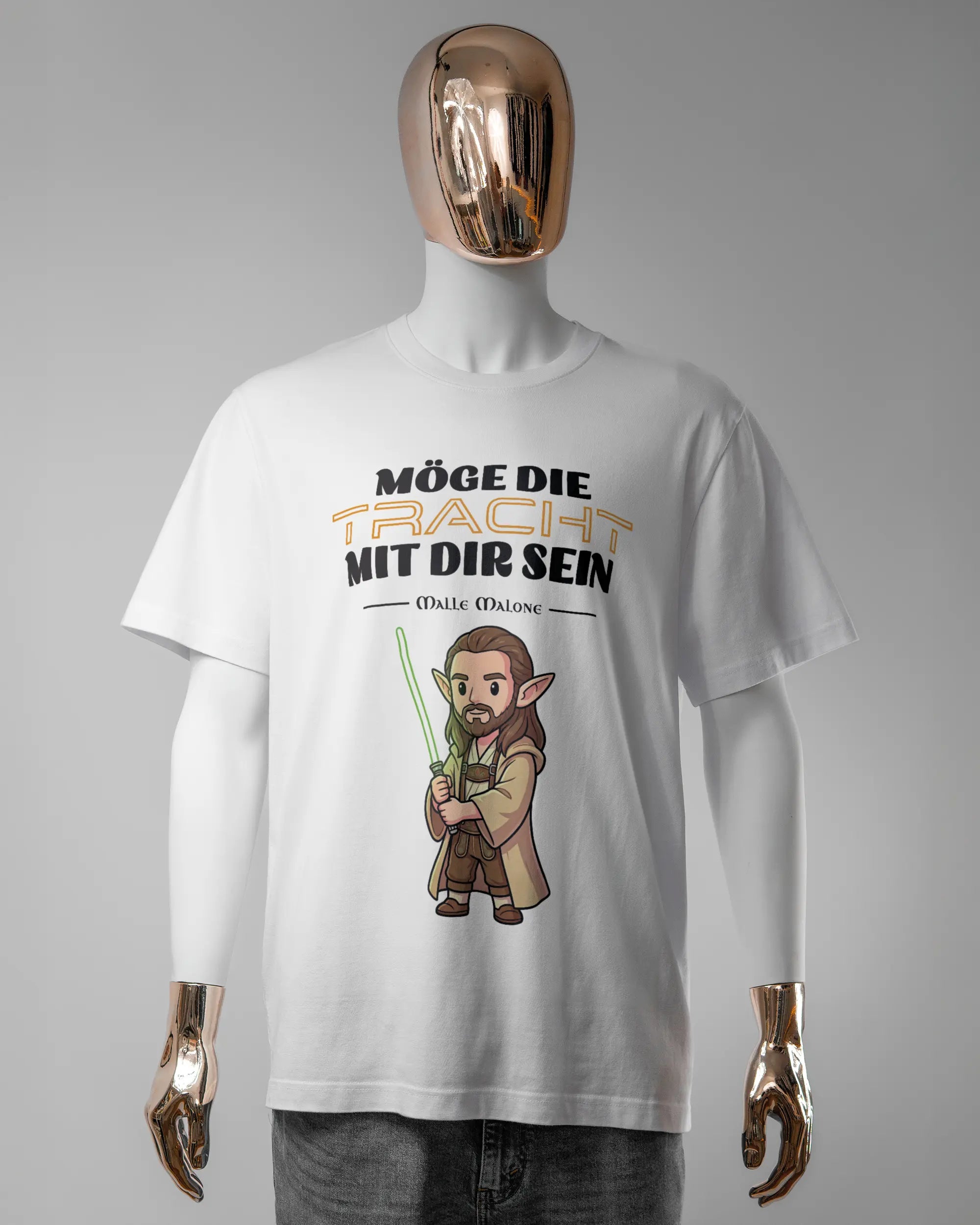 Vorderseite des Organic Unisex T-Shirt Relaxed von Maondo mit dem Design Tracht mit dir in der Farbe White und in der Größe L getragen von einer maskulinen Puppe