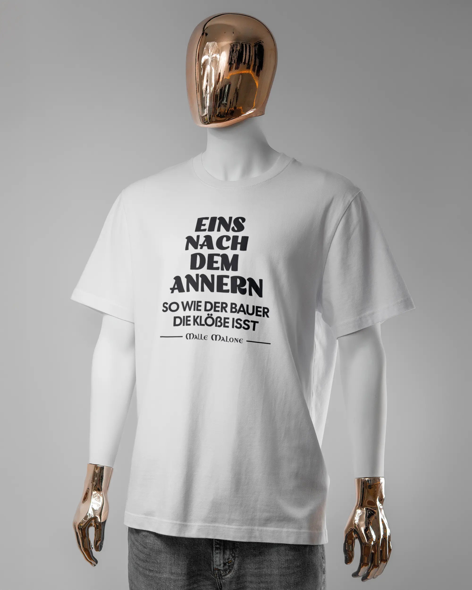 Vorderseite des Organic Unisex T-Shirt Relaxed von Maondo mit dem Design Eins nach dem Annern in der Farbe White und in der Größe L getragen von einer maskulinen Puppe