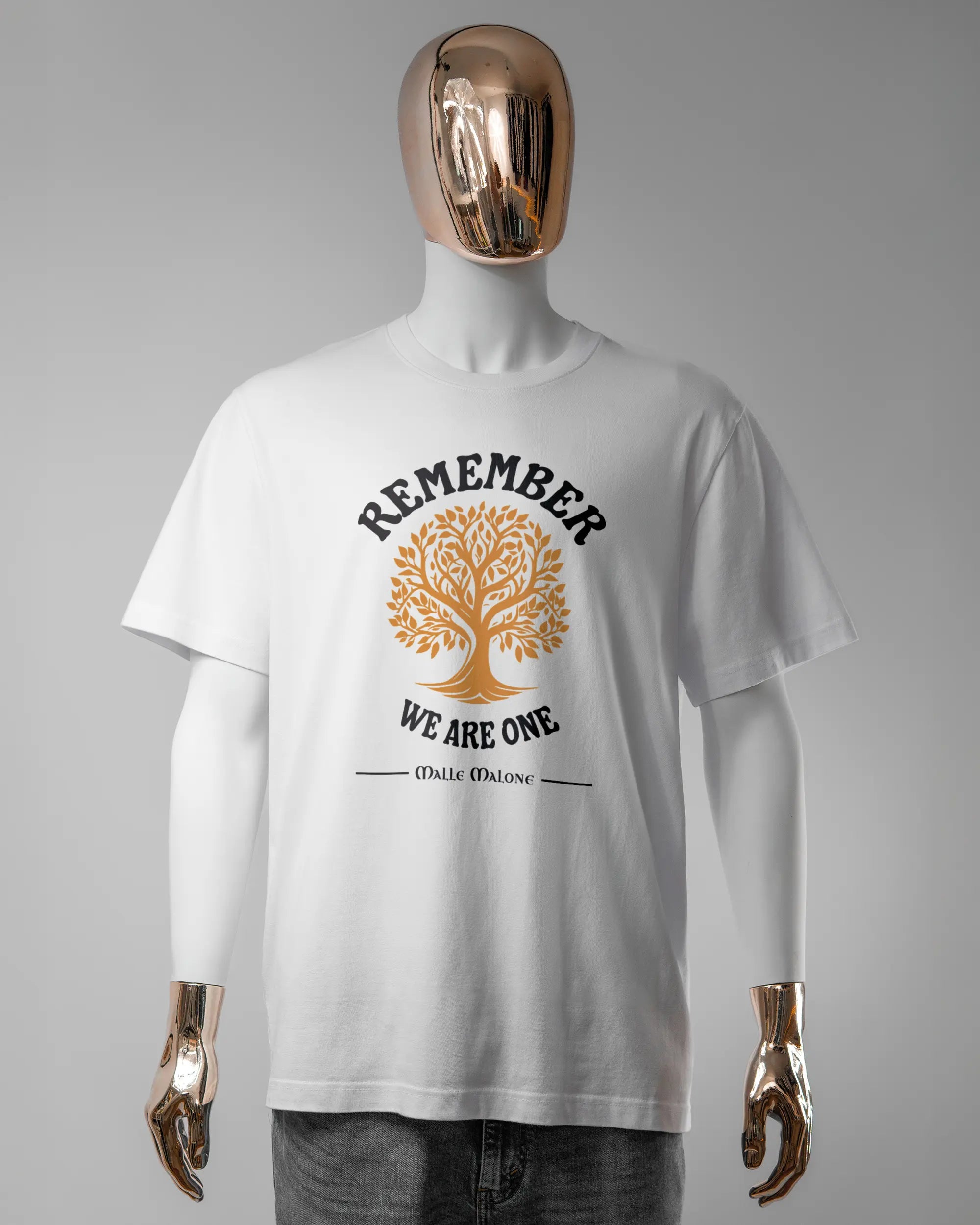 Vorderseite des Organic Unisex T-Shirt Relaxed von Maondo mit dem Design We are one in der Farbe White und in der Größe L getragen von einer maskulinen Puppe