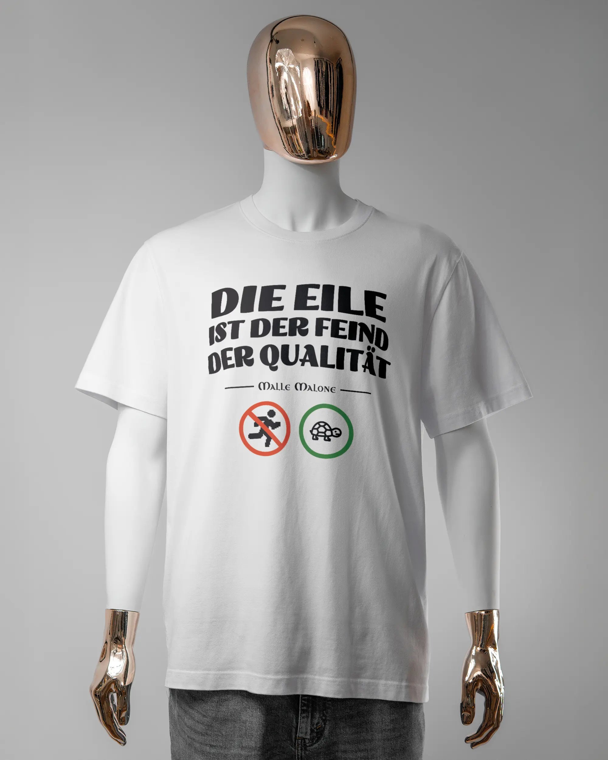 Vorderseite des Organic Unisex T-Shirt Relaxed von Maondo mit dem Design Keine Eile in der Farbe White und in der Größe L getragen von einer maskulinen Puppe