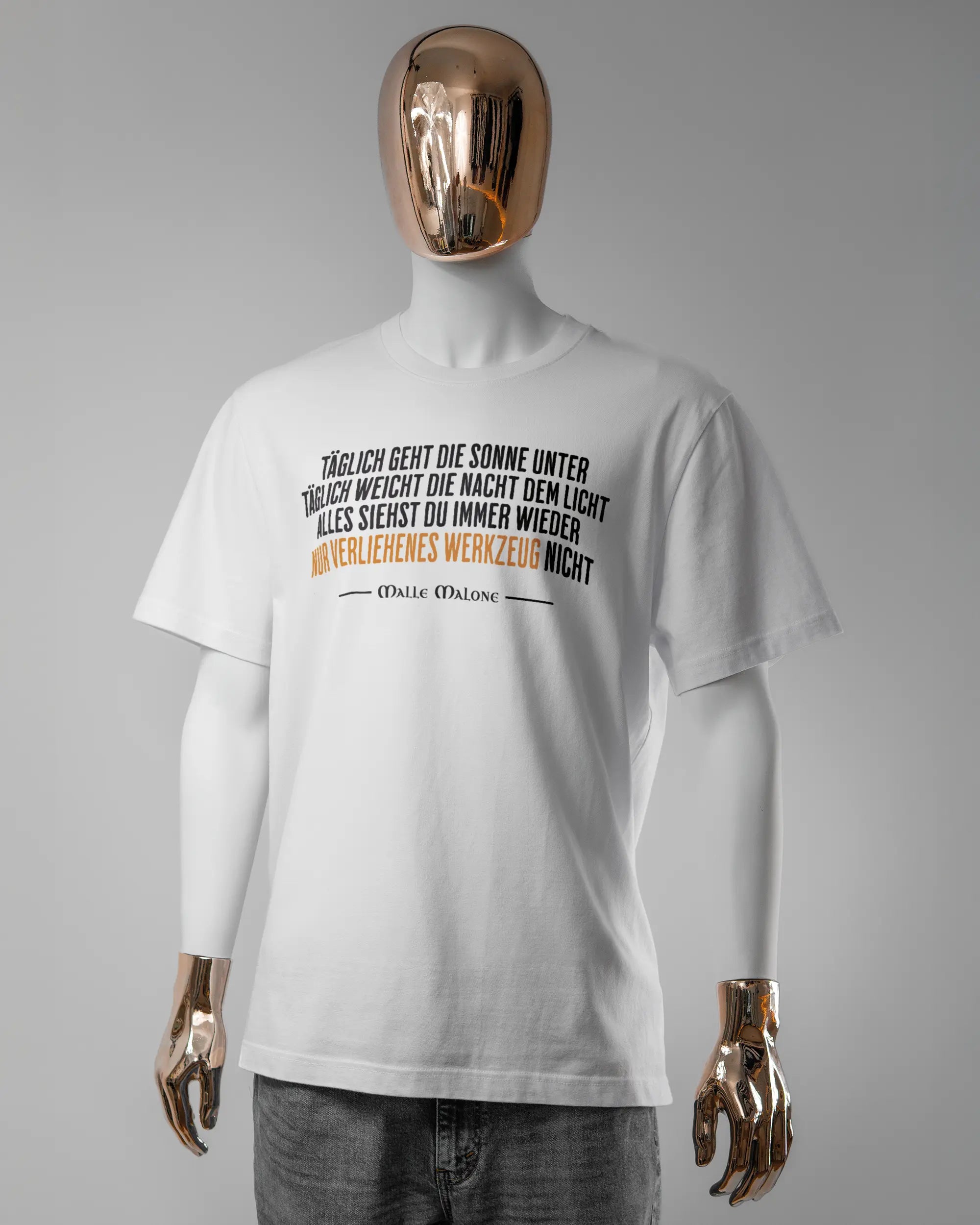 Vorderseite des Organic Unisex T-Shirt Relaxed von Maondo mit dem Design Wegzeug in der Farbe White und in der Größe L getragen von einer maskulinen Puppe