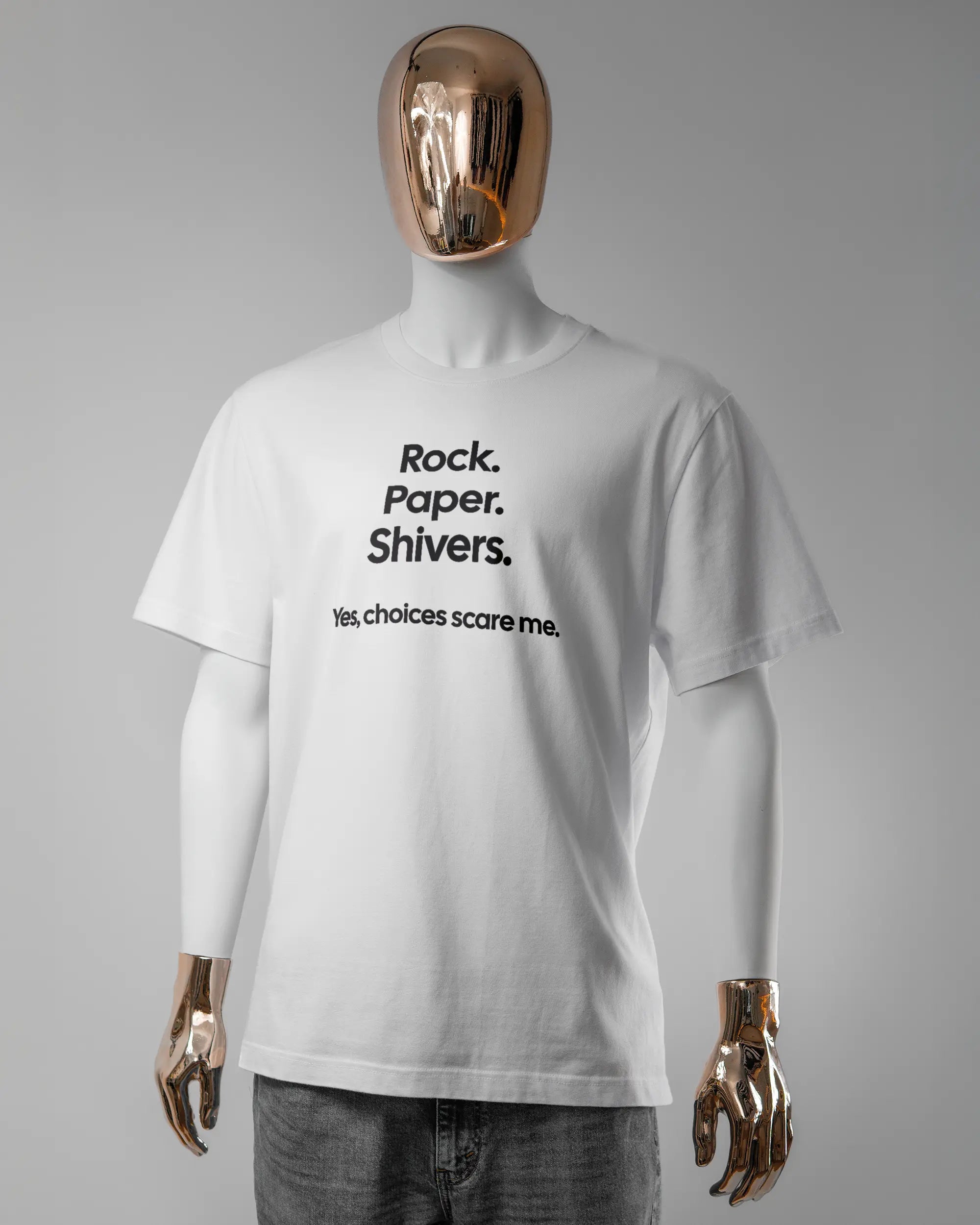 Vorderseite des Organic Unisex T-Shirt Relaxed von Maondo mit dem Design Rock Paper Shivers in der Farbe White und in der Größe L getragen von einer maskulinen Puppe