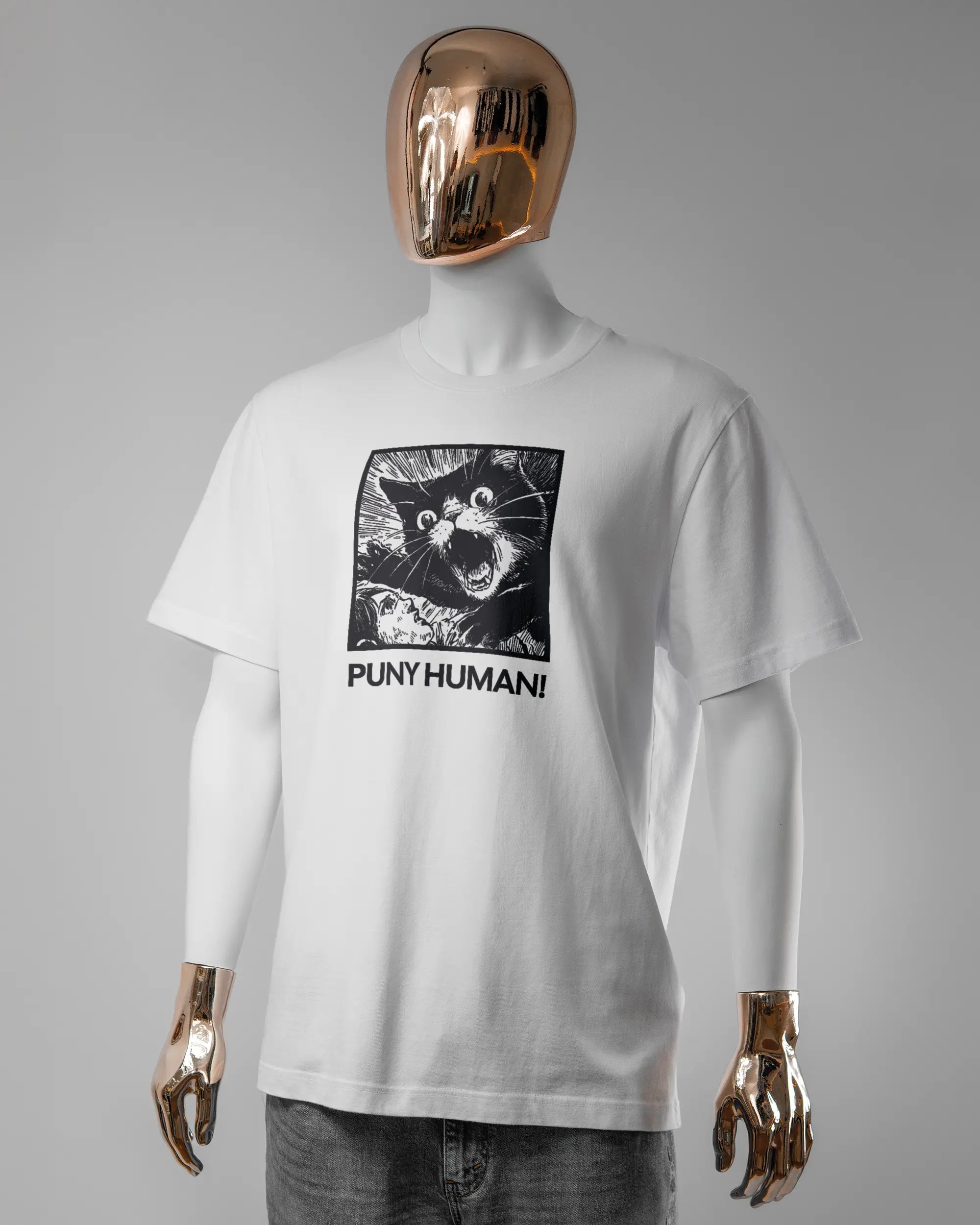 Vorderseite des Organic Unisex T-Shirt Relaxed von Maondo mit dem Design Puny Human in der Farbe White und in der Größe L getragen von einer maskulinen Puppe