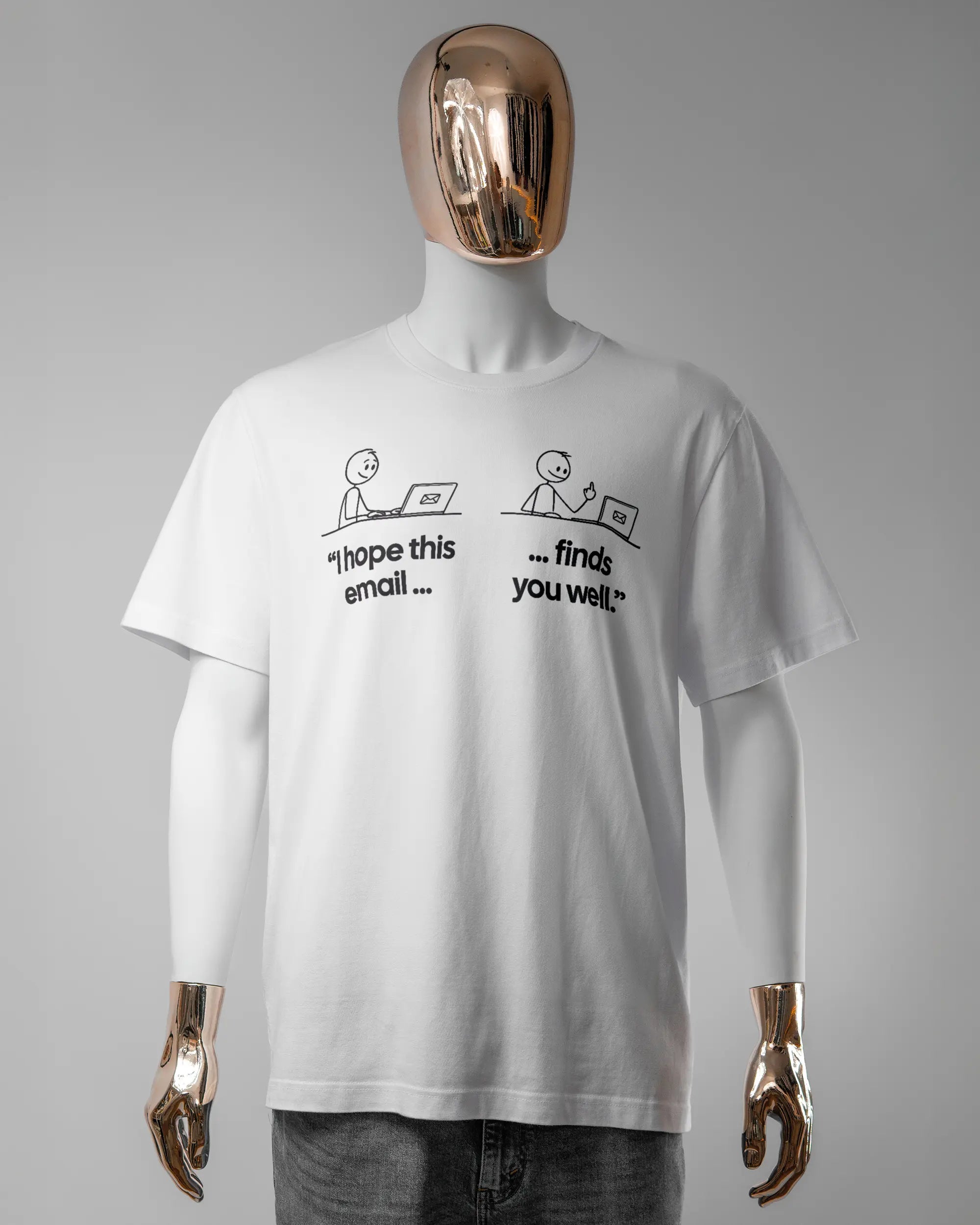 Vorderseite des Organic Unisex T-Shirt Relaxed von Maondo mit dem Design Found me not well in der Farbe White und in der Größe L getragen von einer maskulinen Puppe