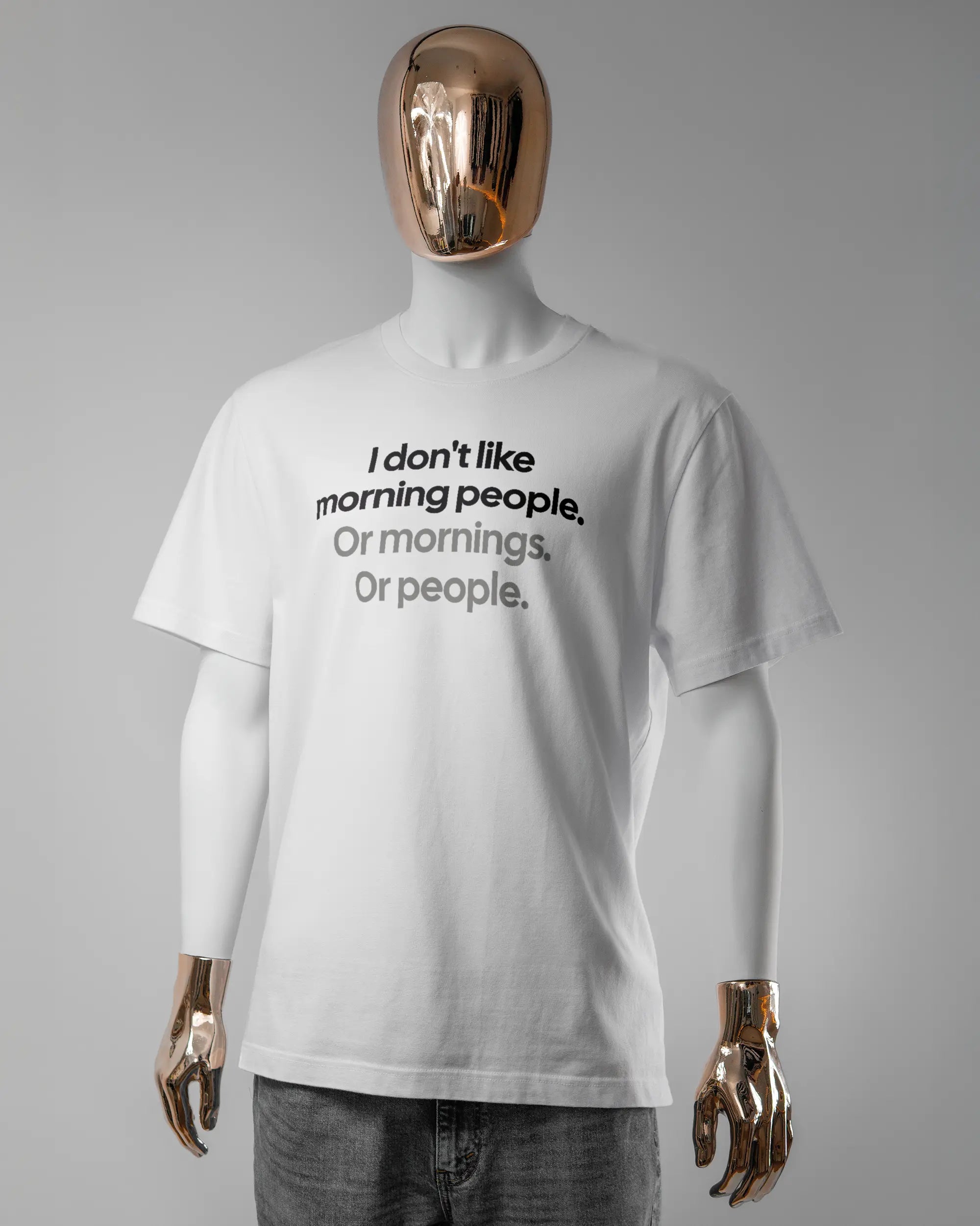 Vorderseite des Organic Unisex T-Shirt Relaxed von Maondo mit dem Design Morning Person in der Farbe White und in der Größe L getragen von einer maskulinen Puppe