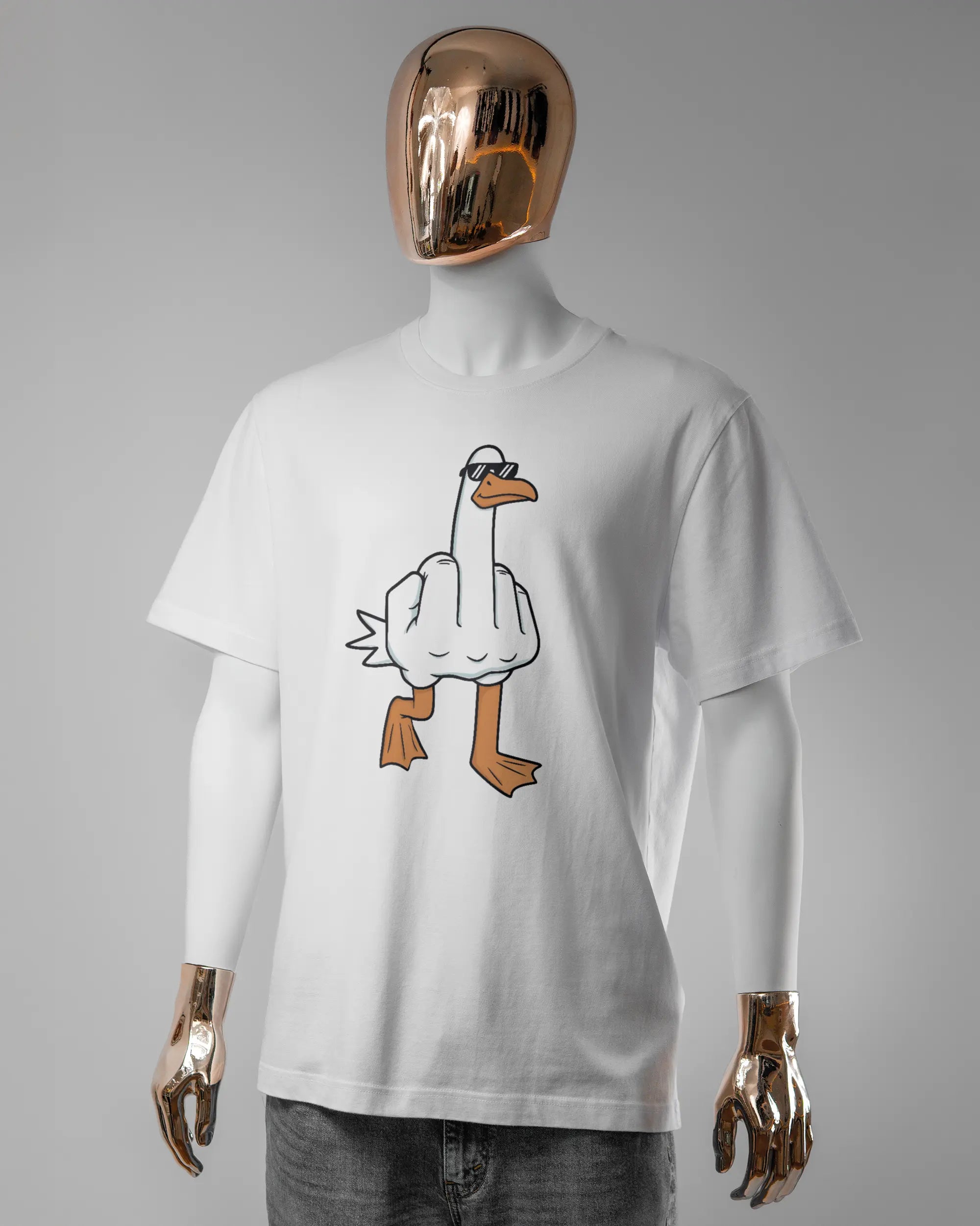 Vorderseite des Organic Unisex T-Shirt Relaxed von Maondo mit dem Design I give a duck in der Farbe White und in der Größe L getragen von einer maskulinen Puppe
