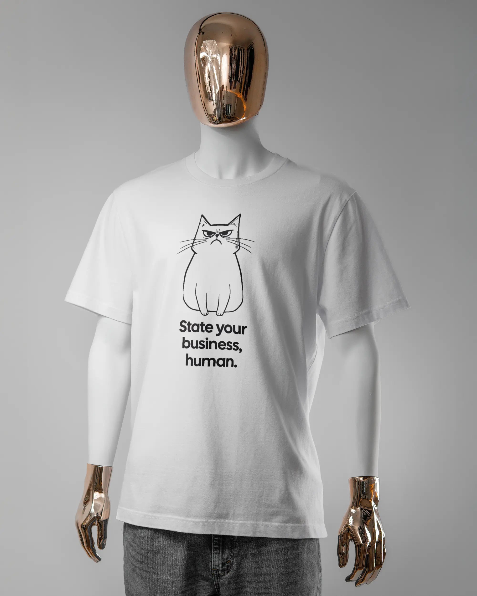 Vorderseite des Organic Unisex T-Shirt Relaxed von Maondo mit dem Design Grumpy Purr in der Farbe White und in der Größe L getragen von einer maskulinen Puppe