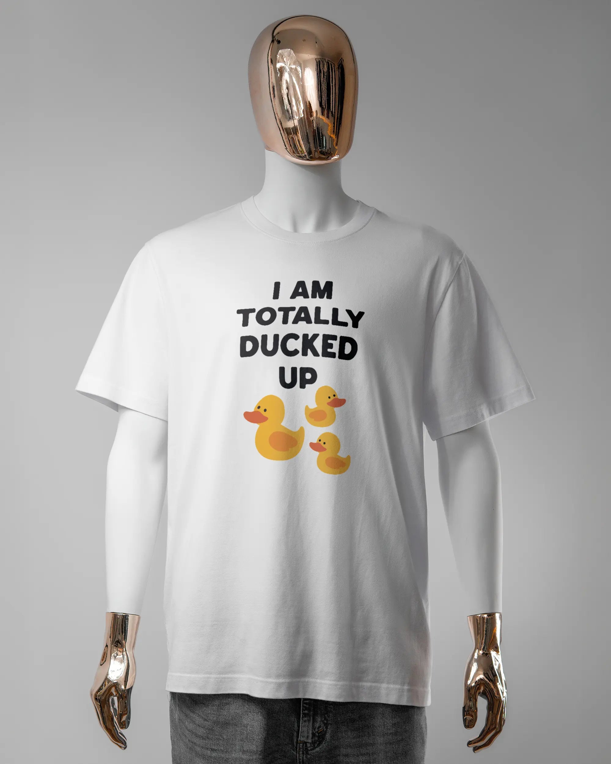 Vorderseite des Organic Unisex T-Shirt Relaxed von Maondo mit dem Design Ducked Up in der Farbe White und in der Größe L getragen von einer maskulinen Puppe