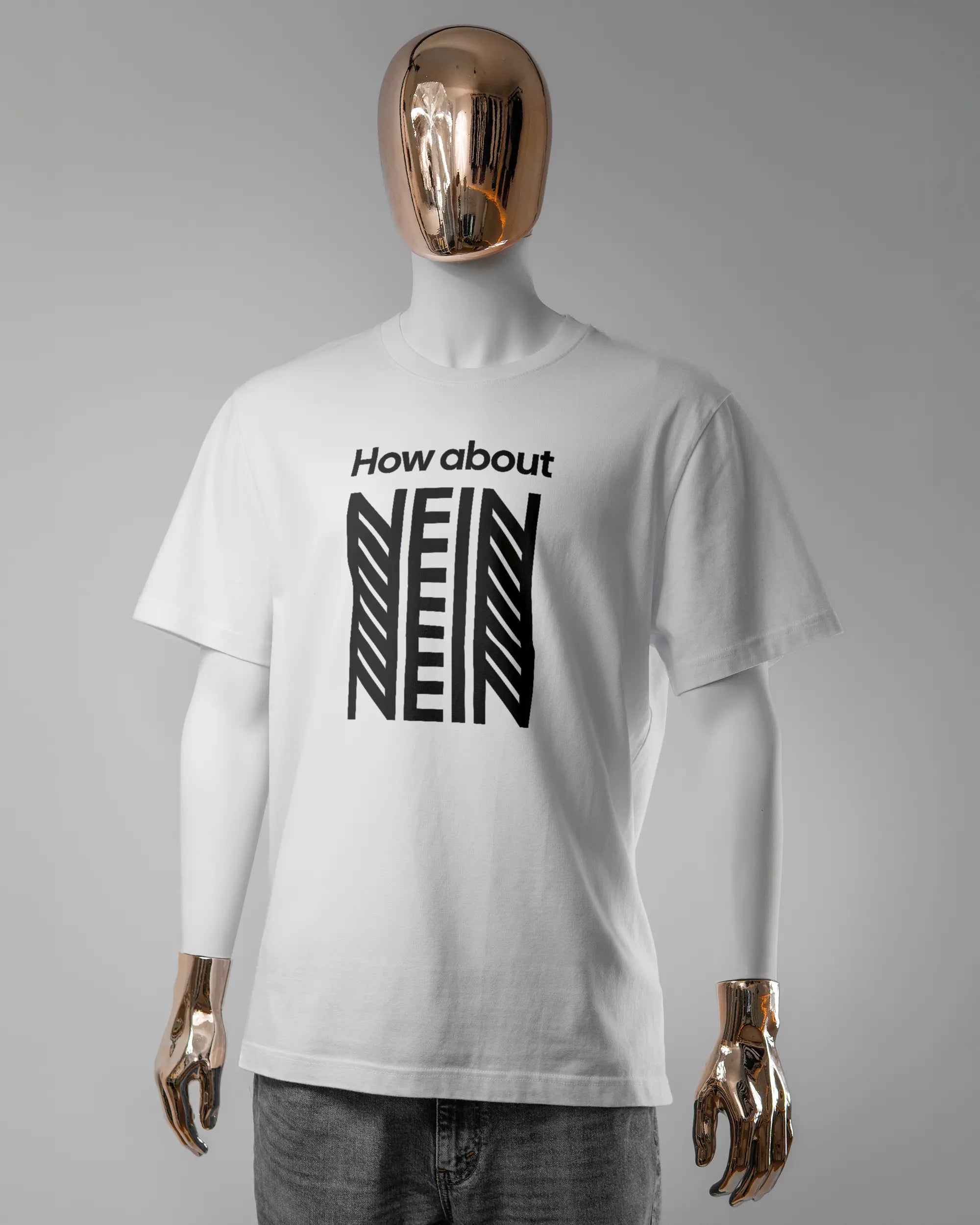 Vorderseite des Organic Unisex T-Shirt Relaxed von Maondo mit dem Design How about nein in der Farbe White und in der Größe L getragen von einer maskulinen Puppe