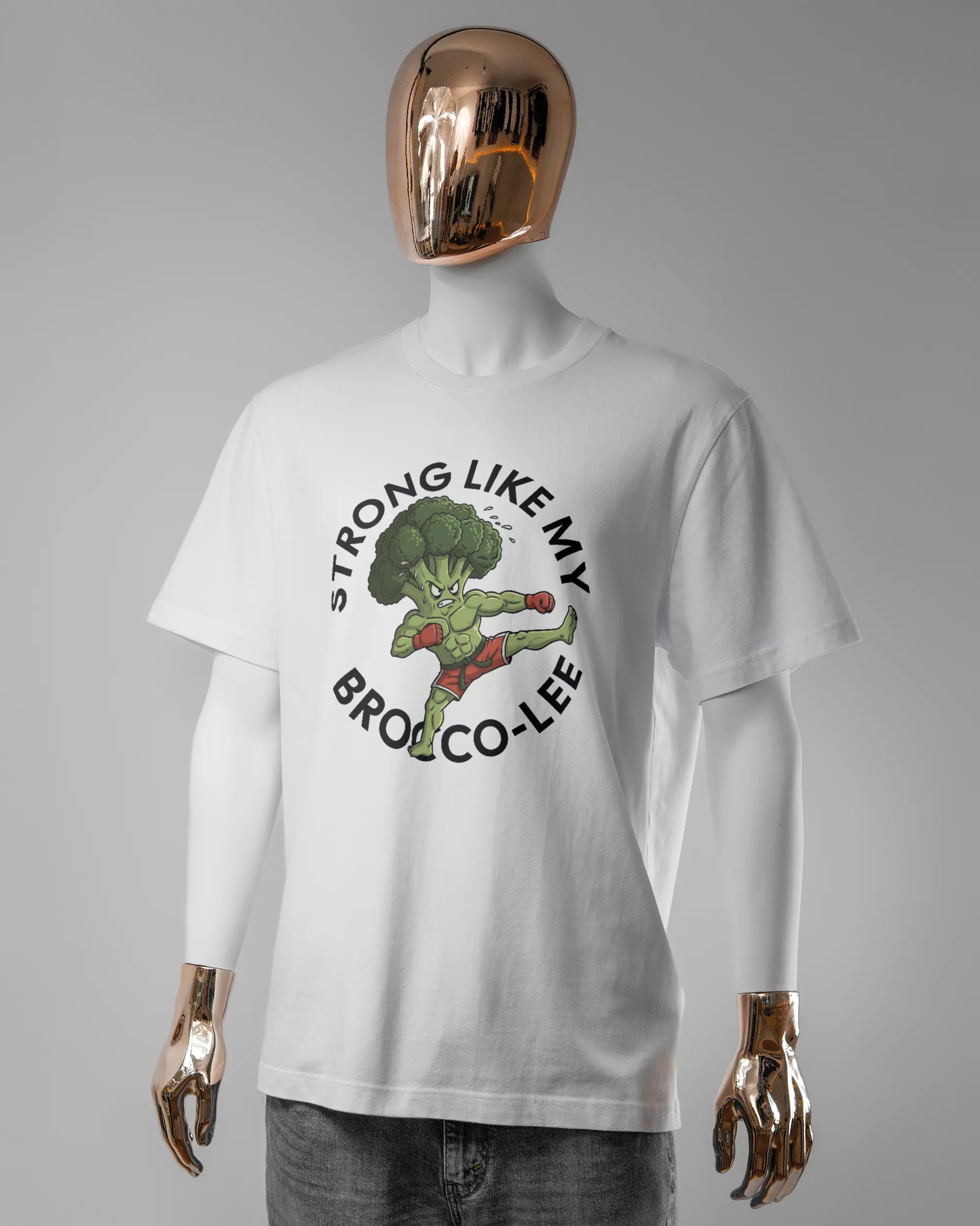 Vorderseite des Organic Unisex T-Shirt Relaxed von Maondo mit dem Design Brocco-Lee in der Farbe White und in der Größe L getragen von einer maskulinen Puppe