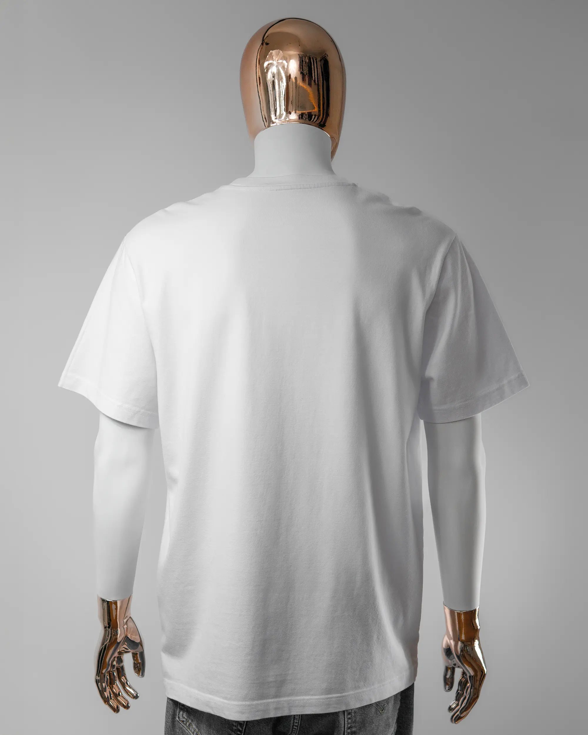 Rückseite des Organic Unisex T-Shirt Relaxed von Maondo ohne Motiv in der Farbe White und in der Größe L getragen von einer maskulinen Puppe