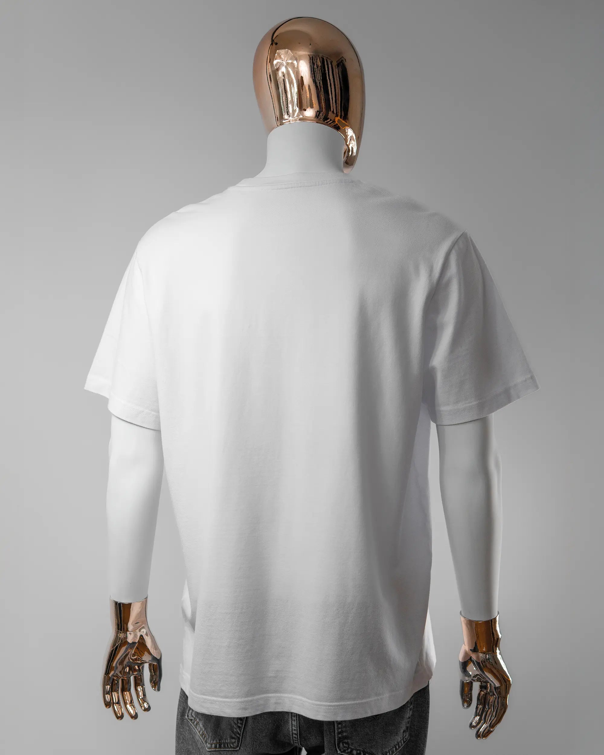 Rückseite des Organic Unisex T-Shirt Relaxed von Maondo ohne Motiv in der Farbe White und in der Größe L getragen von einer maskulinen Puppe