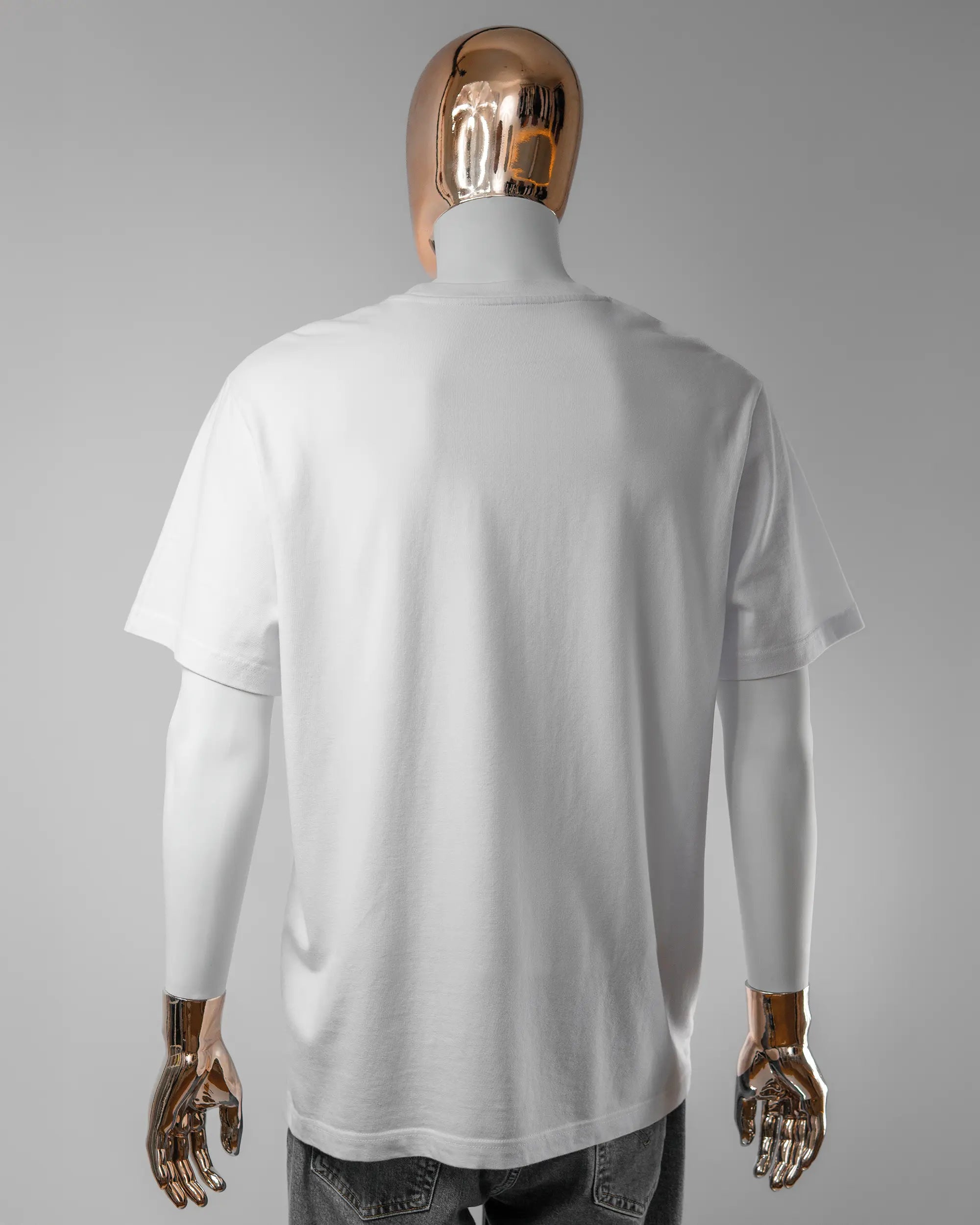 Rückseite des Organic Unisex T-Shirt Relaxed von Maondo ohne Motiv in der Farbe White und in der Größe L getragen von einer maskulinen Puppe