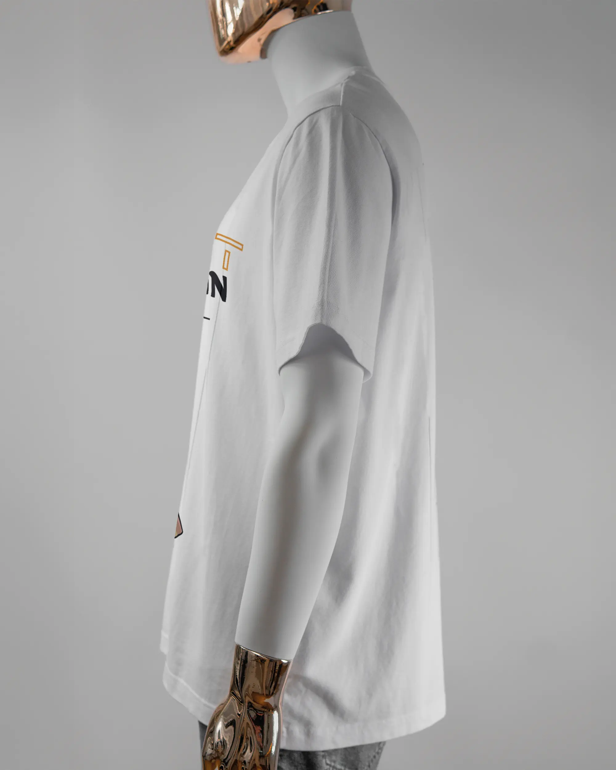 Seitenansicht des Organic Unisex T-Shirt Relaxed von Maondo mit dem Design Tracht mit dir vorne in der Farbe White und in der Größe L getragen von einer maskulinen Puppe