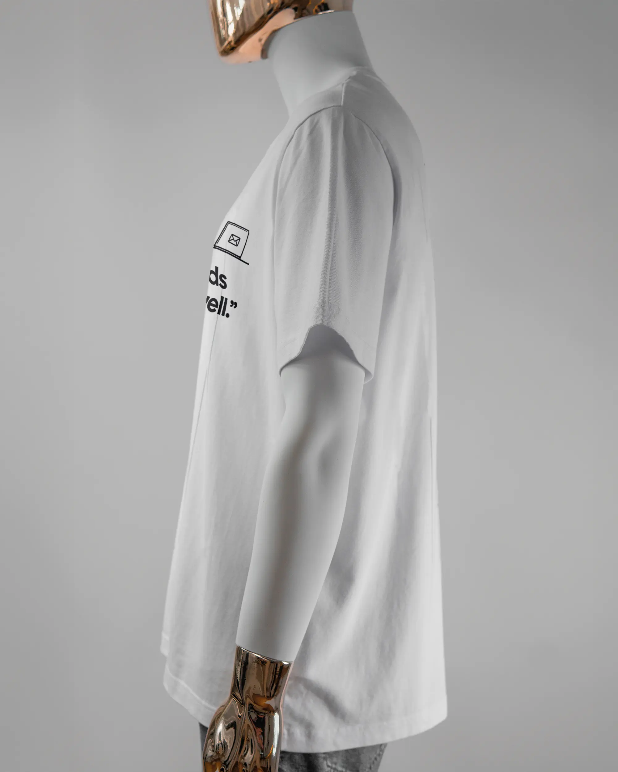 Seitenansicht des Organic Unisex T-Shirt Relaxed von Maondo mit dem Design Found me not well vorne in der Farbe White und in der Größe L getragen von einer maskulinen Puppe