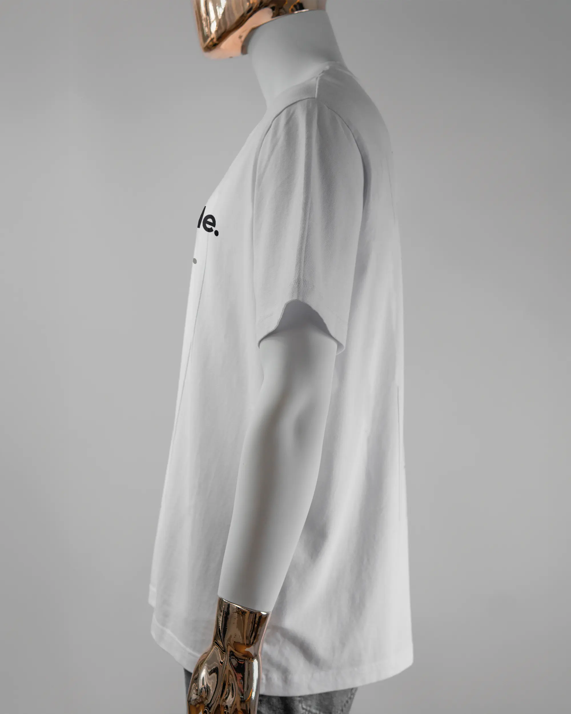 Seitenansicht des Organic Unisex T-Shirt Relaxed von Maondo mit dem Design Morning Person vorne in der Farbe White und in der Größe L getragen von einer maskulinen Puppe