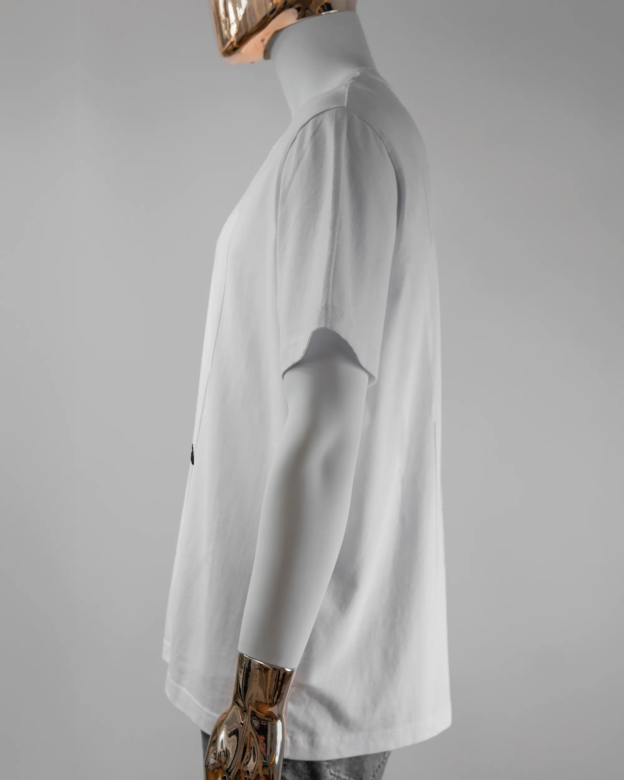 Seitenansicht des Organic Unisex T-Shirt Relaxed von Maondo mit dem Design Pigeon Pun vorne in der Farbe White und in der Größe L getragen von einer maskulinen Puppe