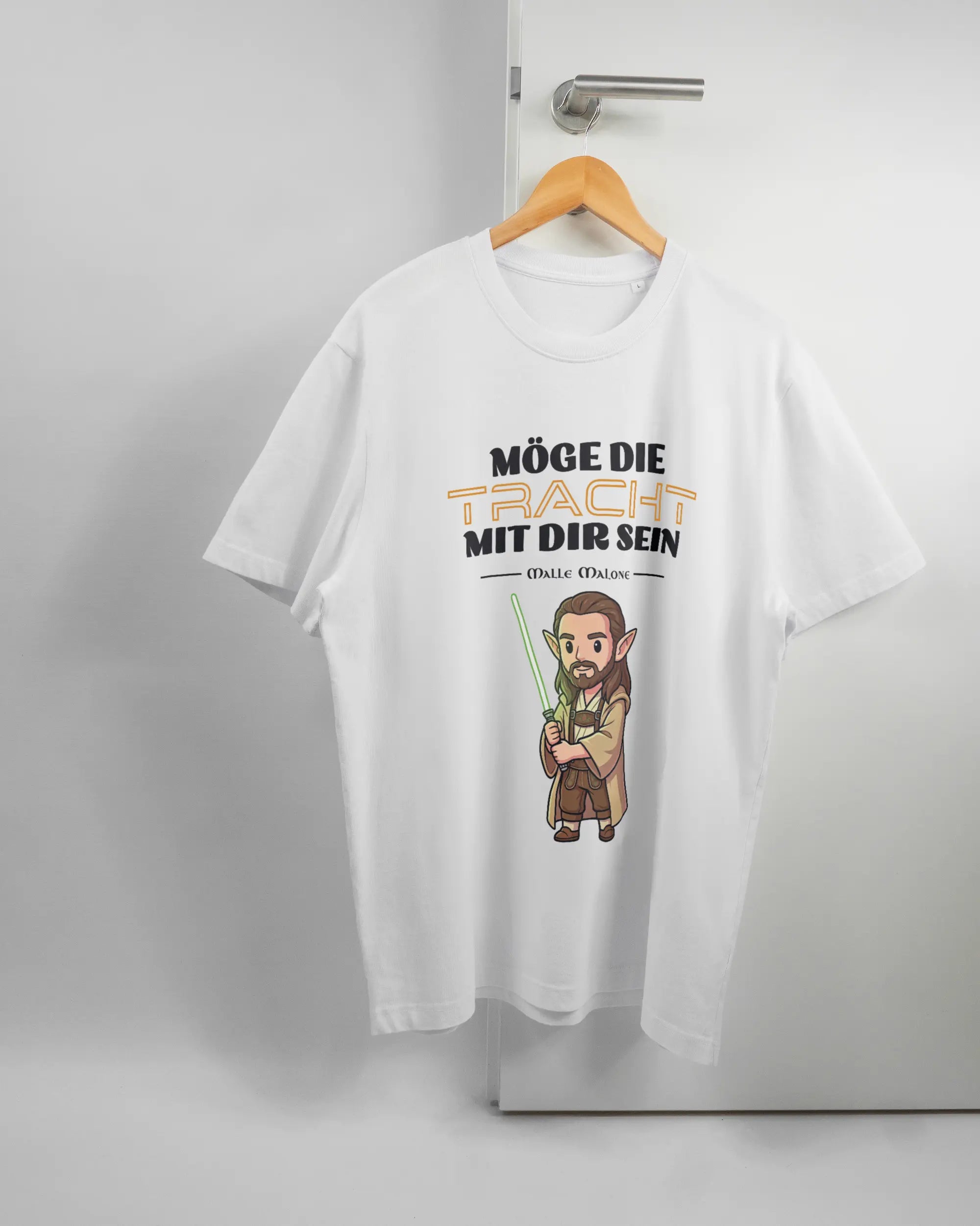 Vorderseite des Organic Unisex T-Shirt Relaxed von Maondo mit dem Design Tracht mit dir in der Farbe White und in der Größe L auf einem Bügel an der Türklinke aufgehängt