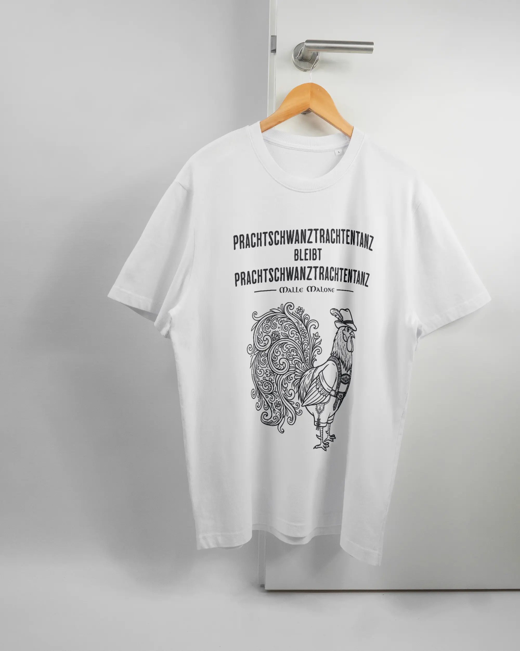 Vorderseite des Organic Unisex T-Shirt Relaxed von Maondo mit dem Design Trachtentanz in der Farbe White und in der Größe L auf einem Bügel an der Türklinke aufgehängt