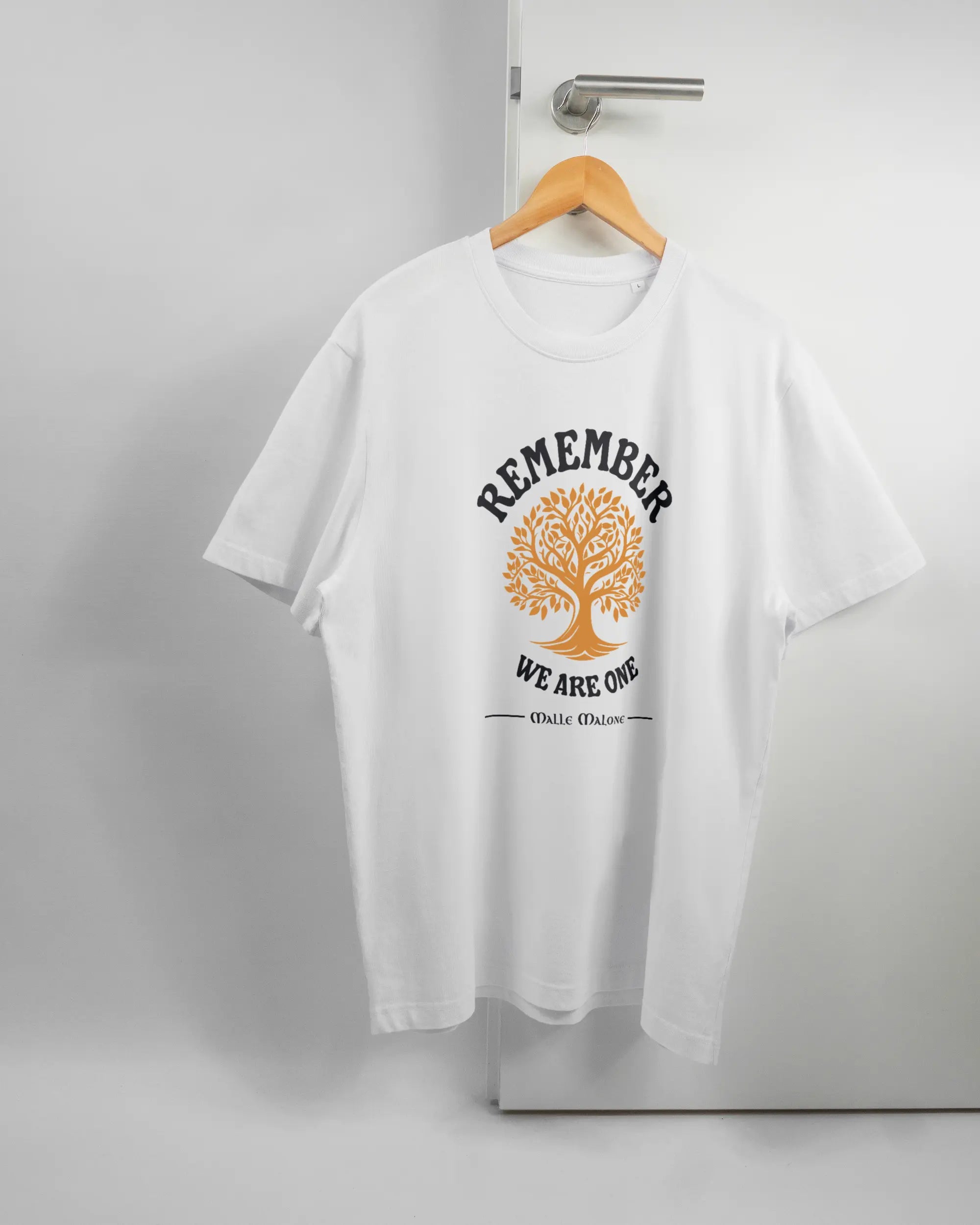 Vorderseite des Organic Unisex T-Shirt Relaxed von Maondo mit dem Design We are one in der Farbe White und in der Größe L auf einem Bügel an der Türklinke aufgehängt