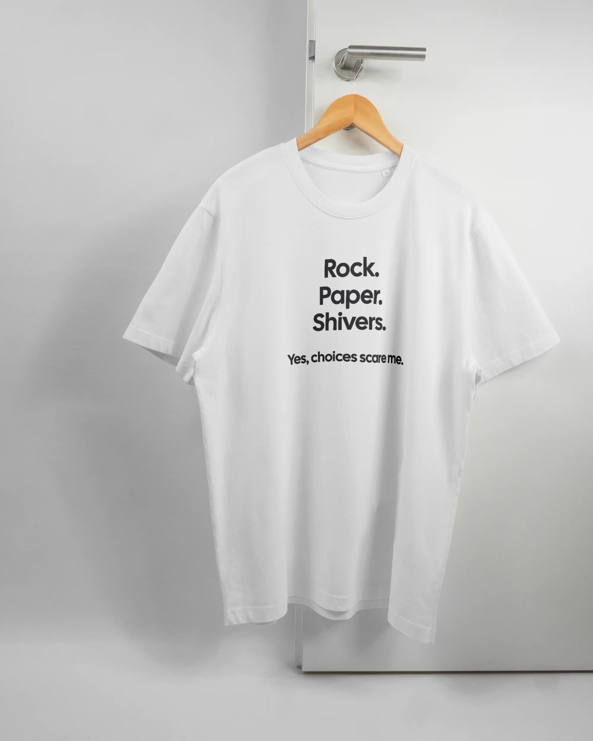 Vorderseite des Organic Unisex T-Shirt Relaxed von Maondo mit dem Design Rock Paper Shivers in der Farbe White und in der Größe L auf einem Bügel an der Türklinke aufgehängt
