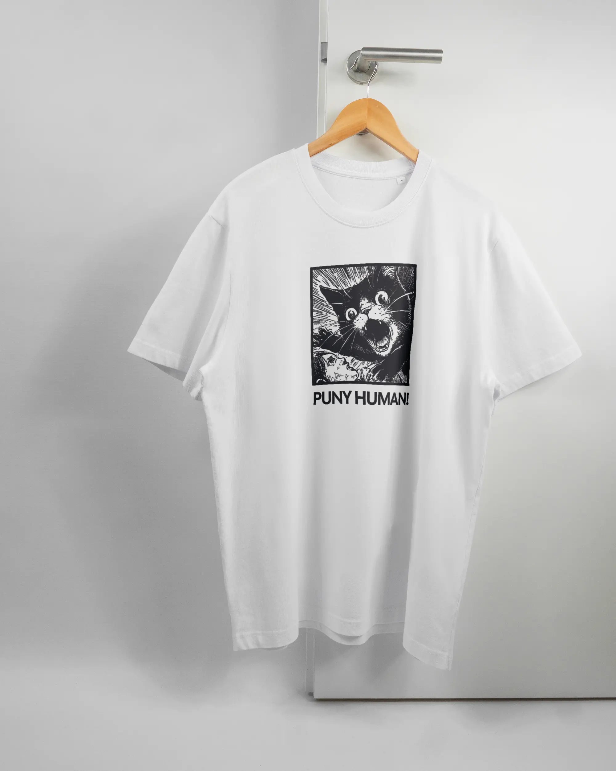 Vorderseite des Organic Unisex T-Shirt Relaxed von Maondo mit dem Design Puny Human in der Farbe White und in der Größe L auf einem Bügel an der Türklinke aufgehängt