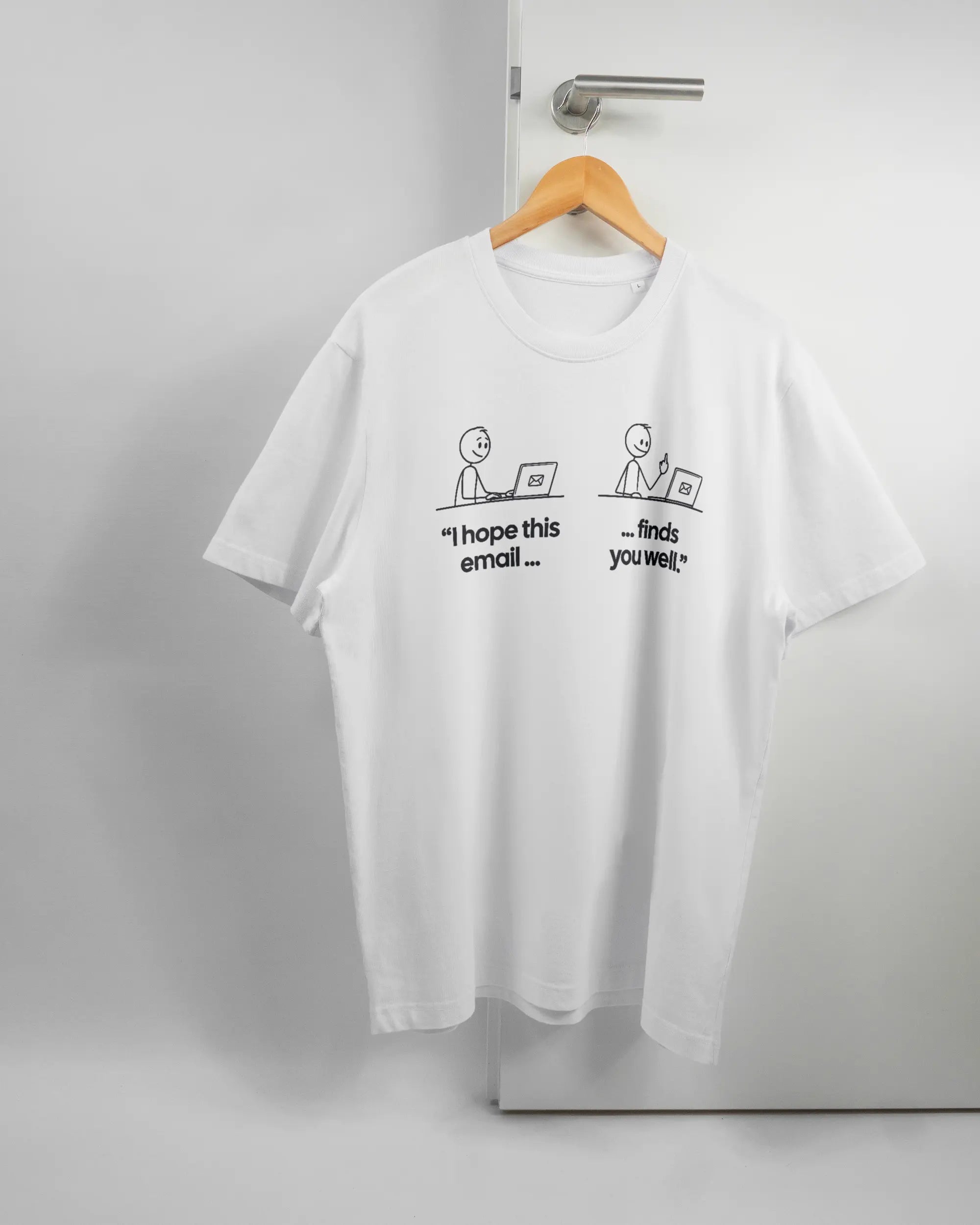 Vorderseite des Organic Unisex T-Shirt Relaxed von Maondo mit dem Design Found me not well in der Farbe White und in der Größe L auf einem Bügel an der Türklinke aufgehängt