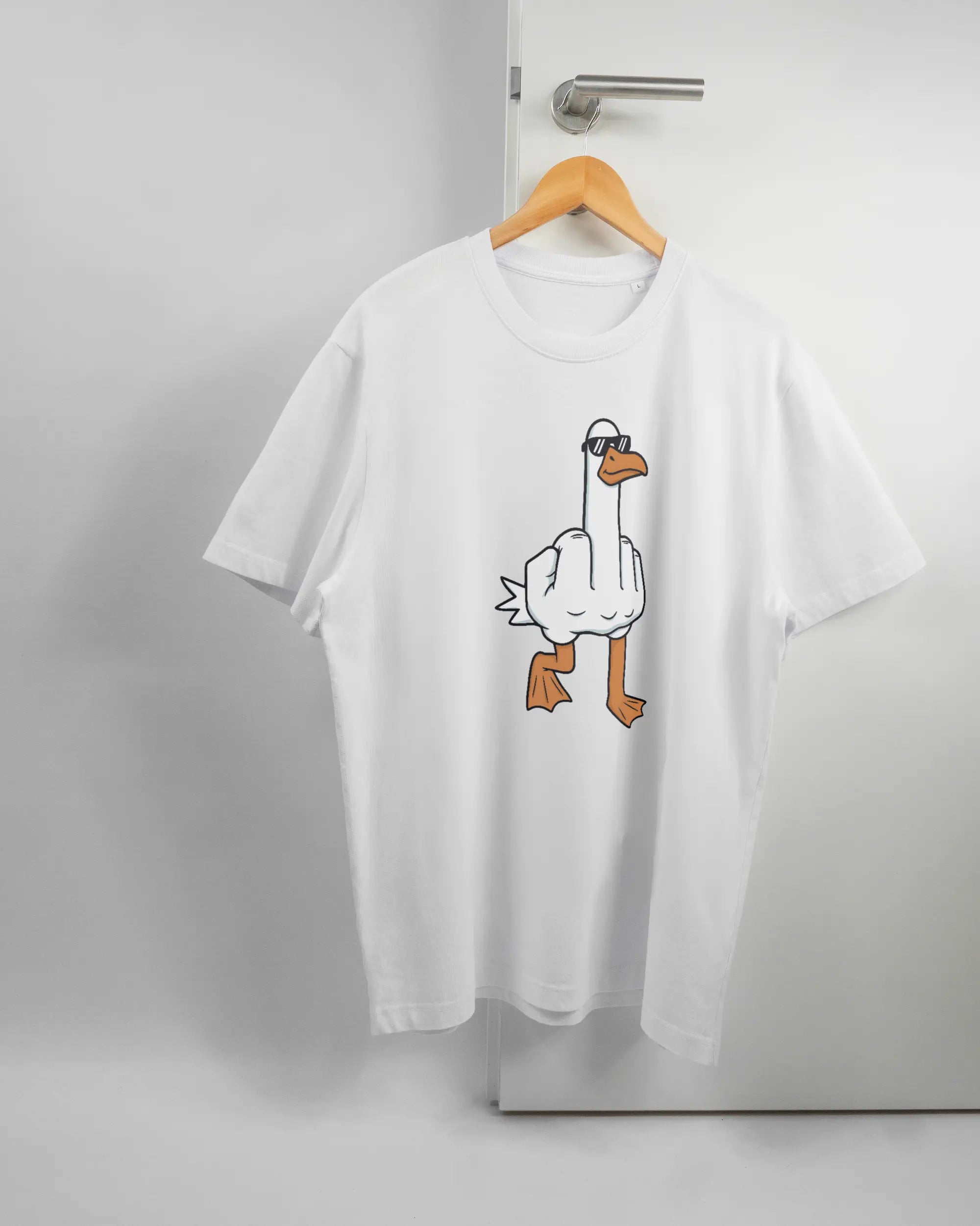 Vorderseite des Organic Unisex T-Shirt Relaxed von Maondo mit dem Design I give a duck in der Farbe White und in der Größe L auf einem Bügel an der Türklinke aufgehängt