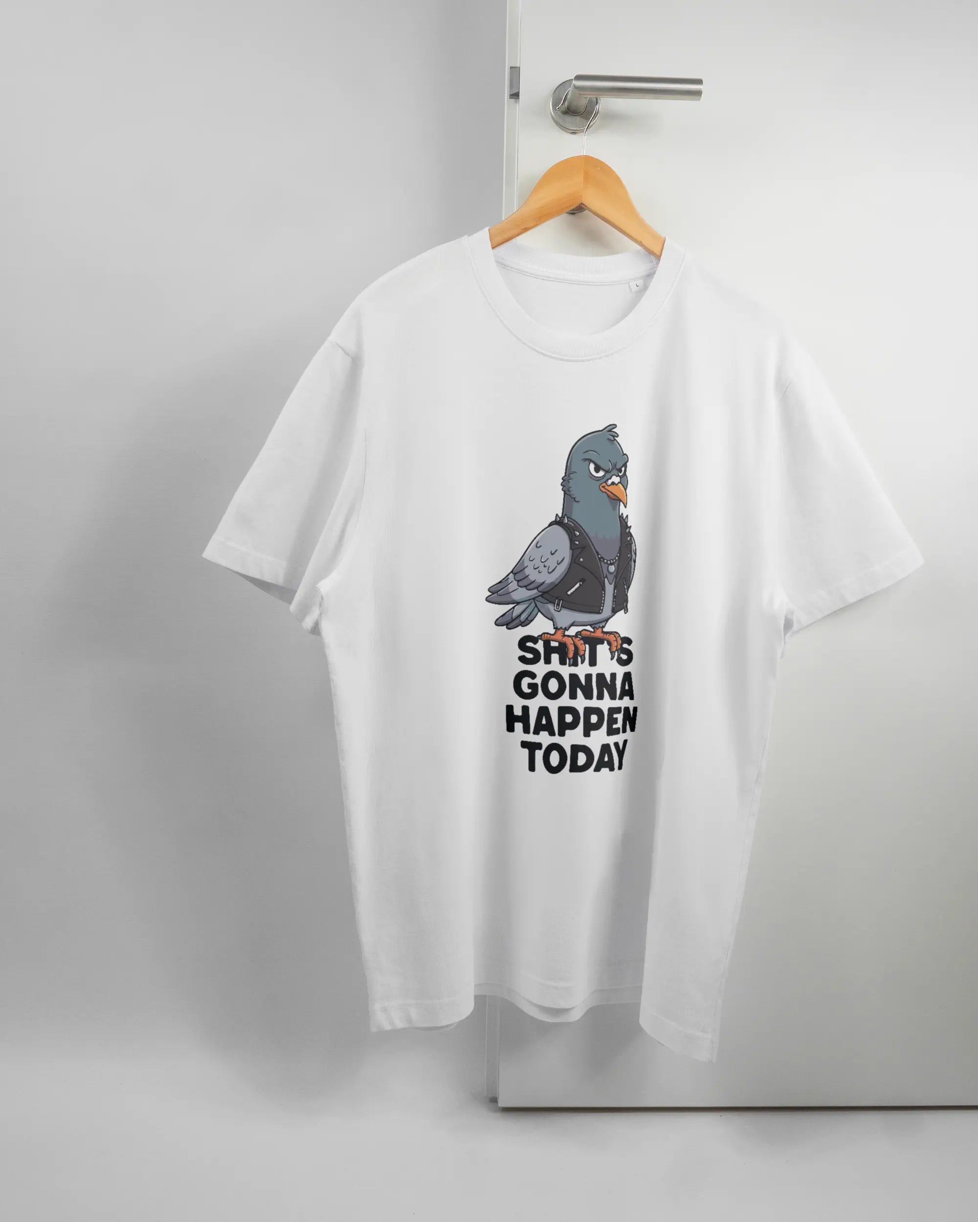 Vorderseite des Organic Unisex T-Shirt Relaxed von Maondo mit dem Design Pigeon Pun in der Farbe White und in der Größe L auf einem Bügel an der Türklinke aufgehängt