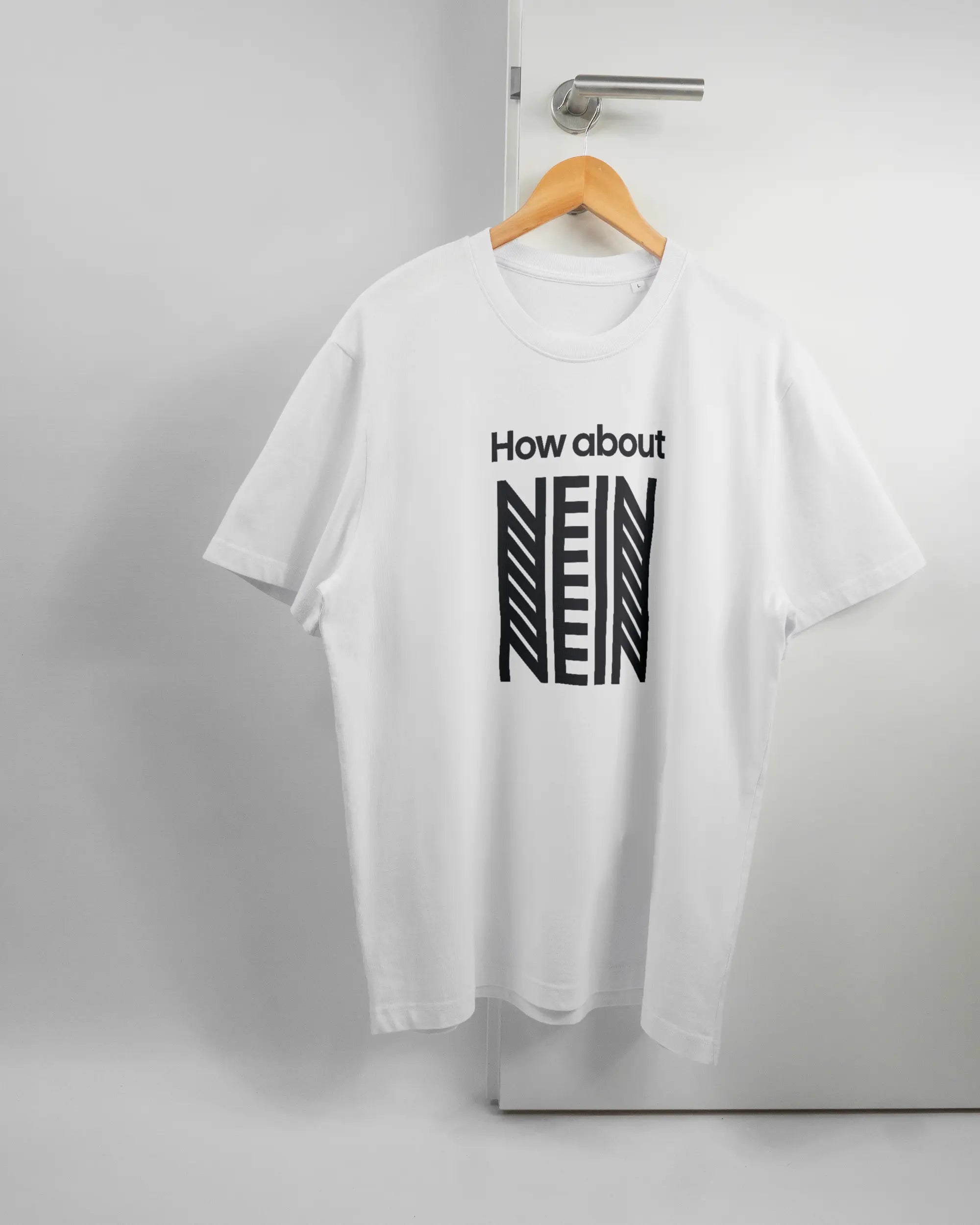 Vorderseite des Organic Unisex T-Shirt Relaxed von Maondo mit dem Design How about nein in der Farbe White und in der Größe L auf einem Bügel an der Türklinke aufgehängt