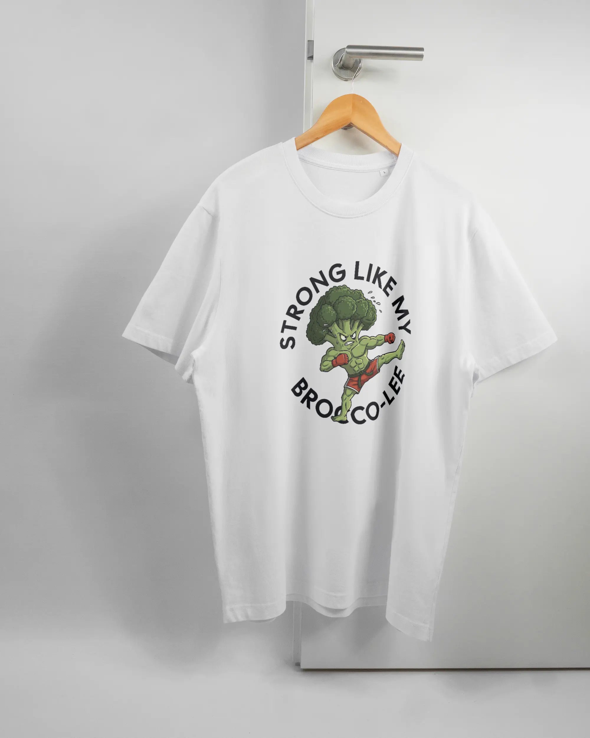 Vorderseite des Organic Unisex T-Shirt Relaxed von Maondo mit dem Design Brocco-Lee in der Farbe White und in der Größe L auf einem Bügel an der Türklinke aufgehängt