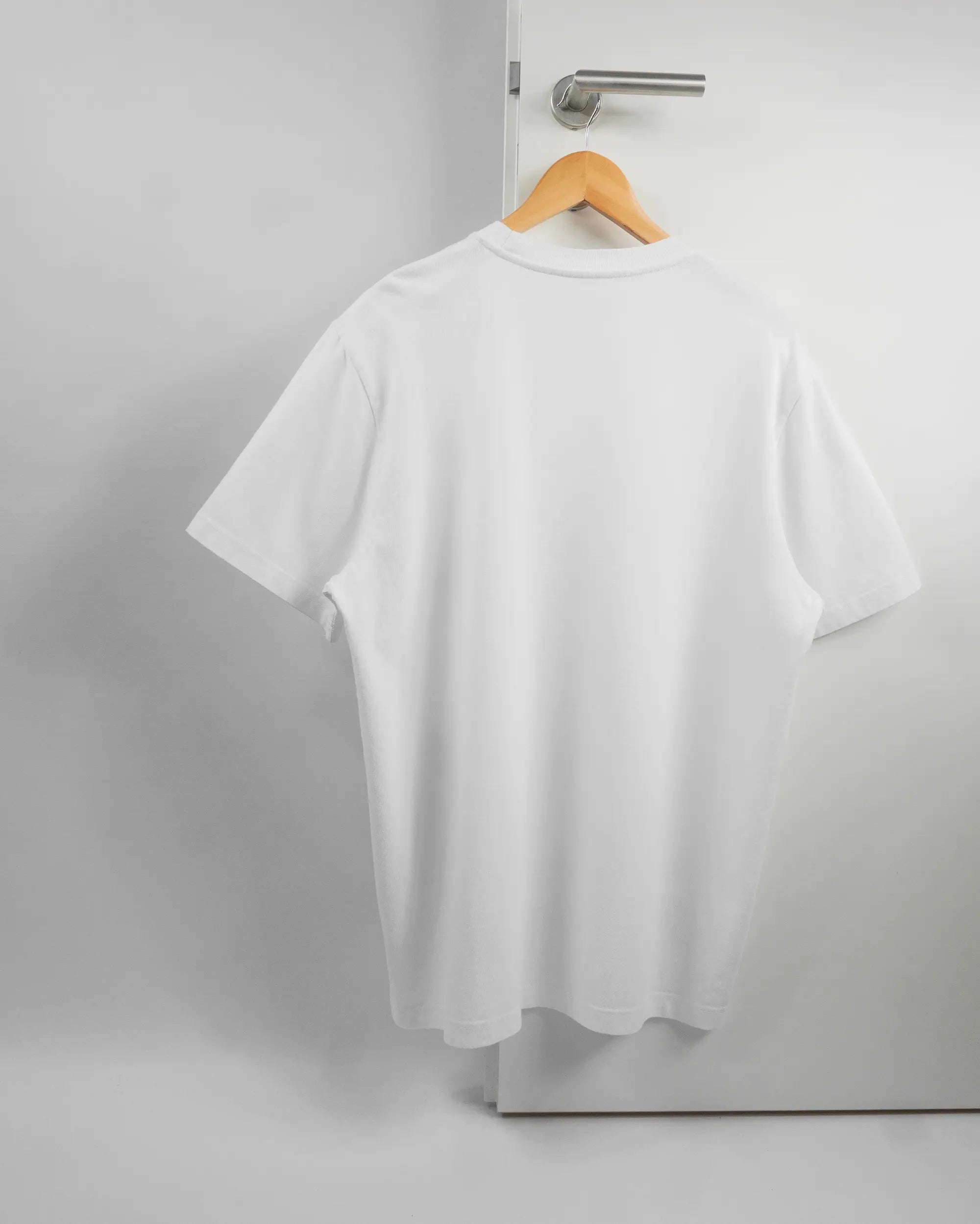 Rückseite des Organic Unisex T-Shirt Relaxed von Maondo ohne Motiv in der Farbe White und in der Größe L auf einem Bügel an der Türklinke aufgehängt