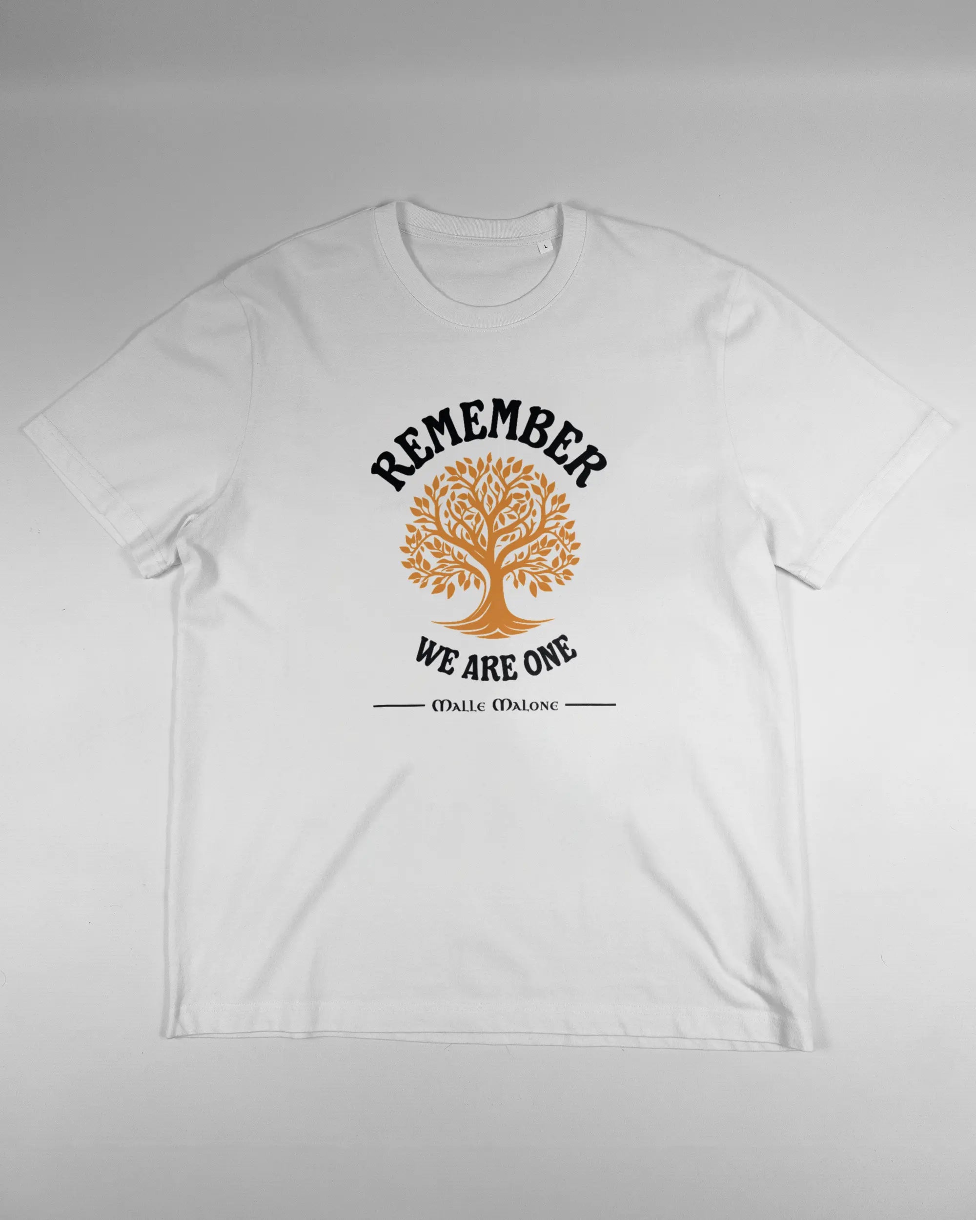 Vorderseite des Organic Unisex T-Shirt Relaxed von Maondo mit dem Design We are one in der Farbe White und in der Größe L flach auf den Boden gelegt