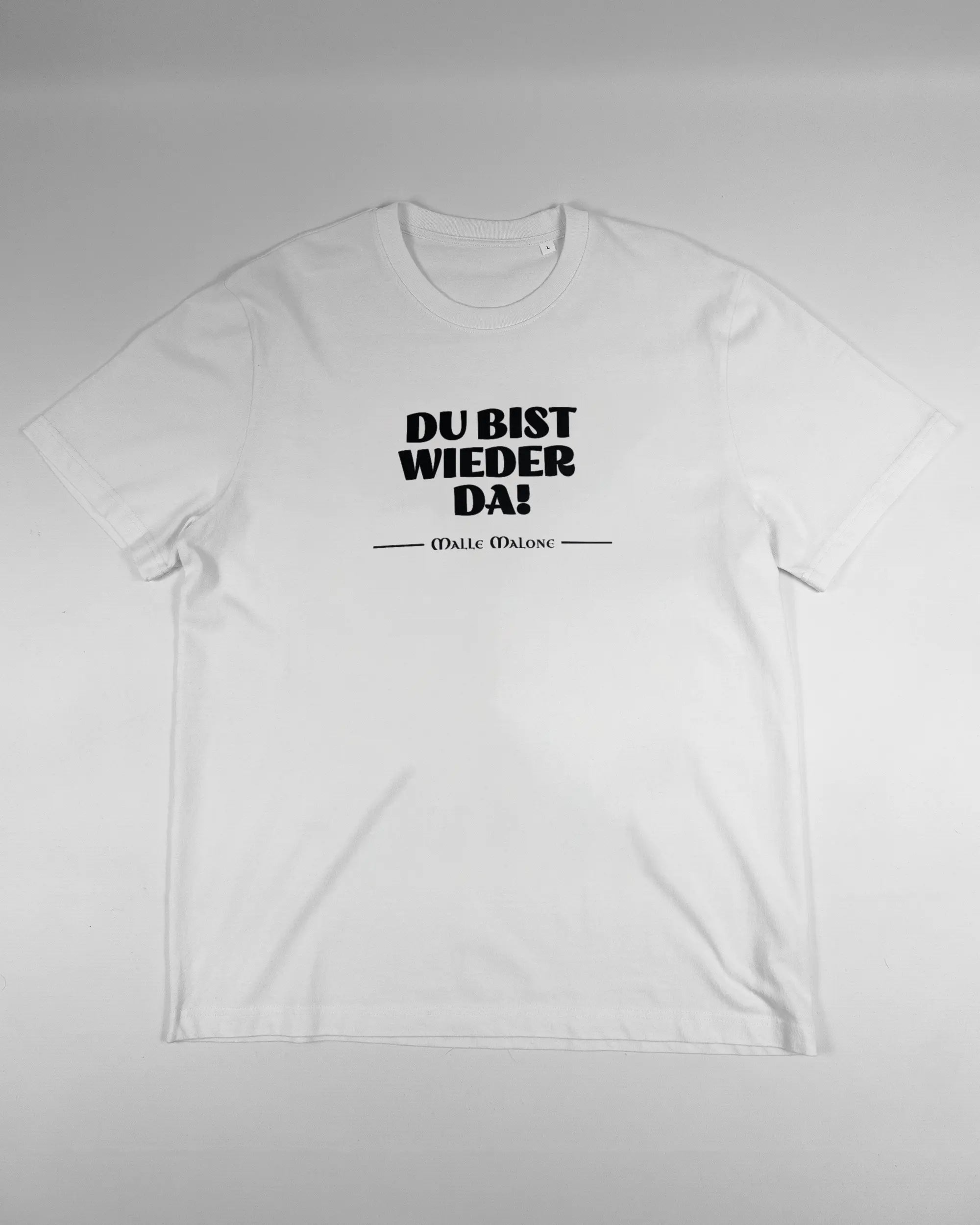 Vorderseite des Organic Unisex T-Shirt Relaxed von Maondo mit dem Design Wieder da in der Farbe White und in der Größe L flach auf den Boden gelegt