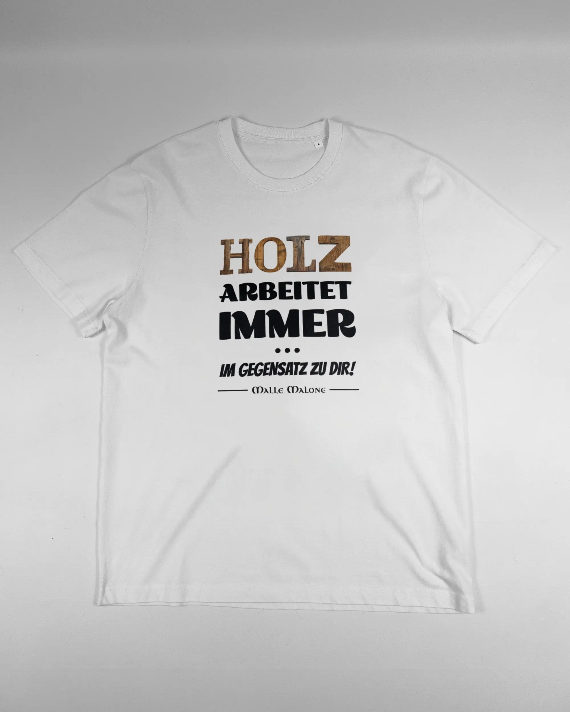 Vorderseite des Organic Unisex T-Shirt Relaxed von Maondo mit dem Design Holzarbeit in der Farbe White und in der Größe L flach auf den Boden gelegt