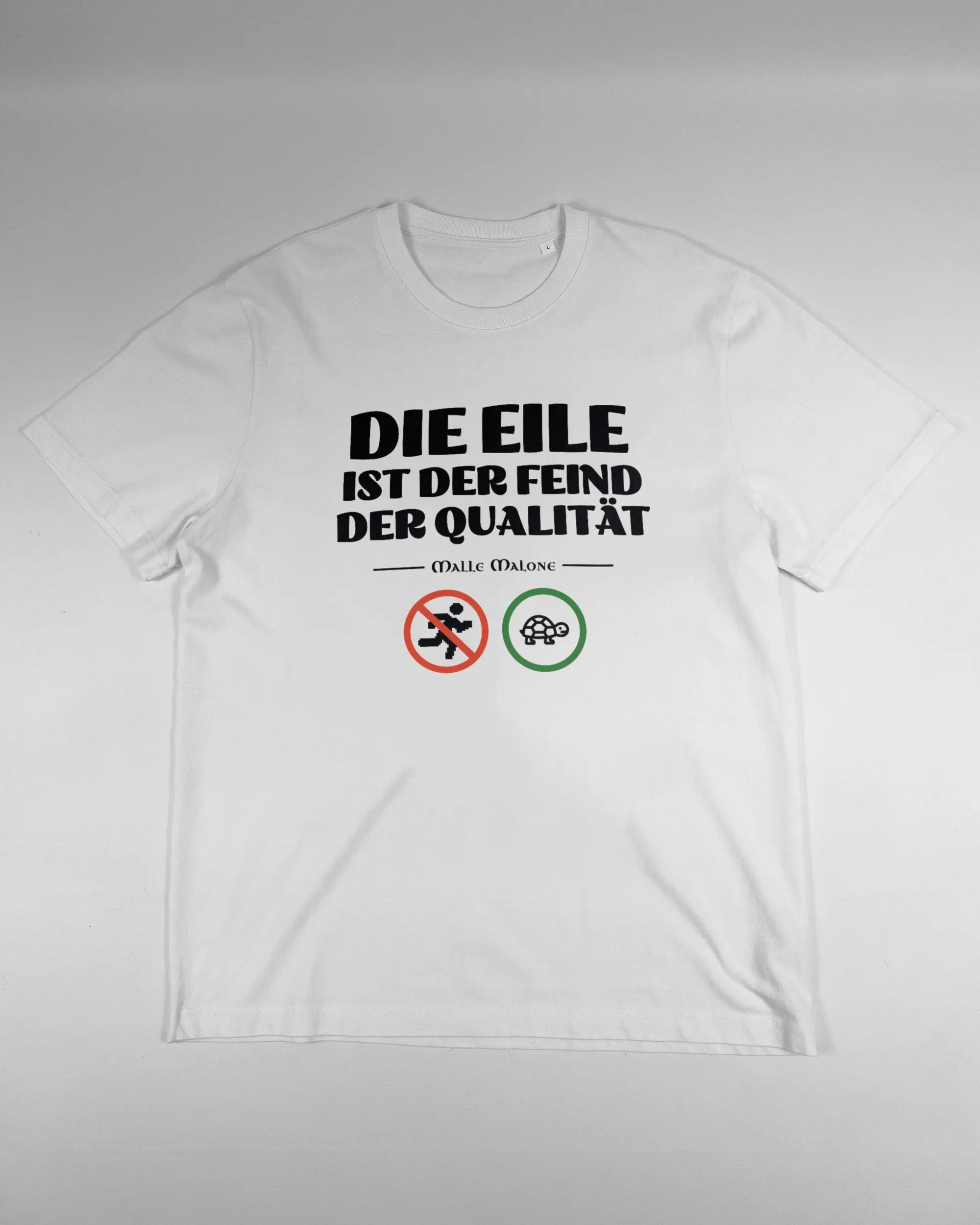 Vorderseite des Organic Unisex T-Shirt Relaxed von Maondo mit dem Design Keine Eile in der Farbe White und in der Größe L flach auf den Boden gelegt