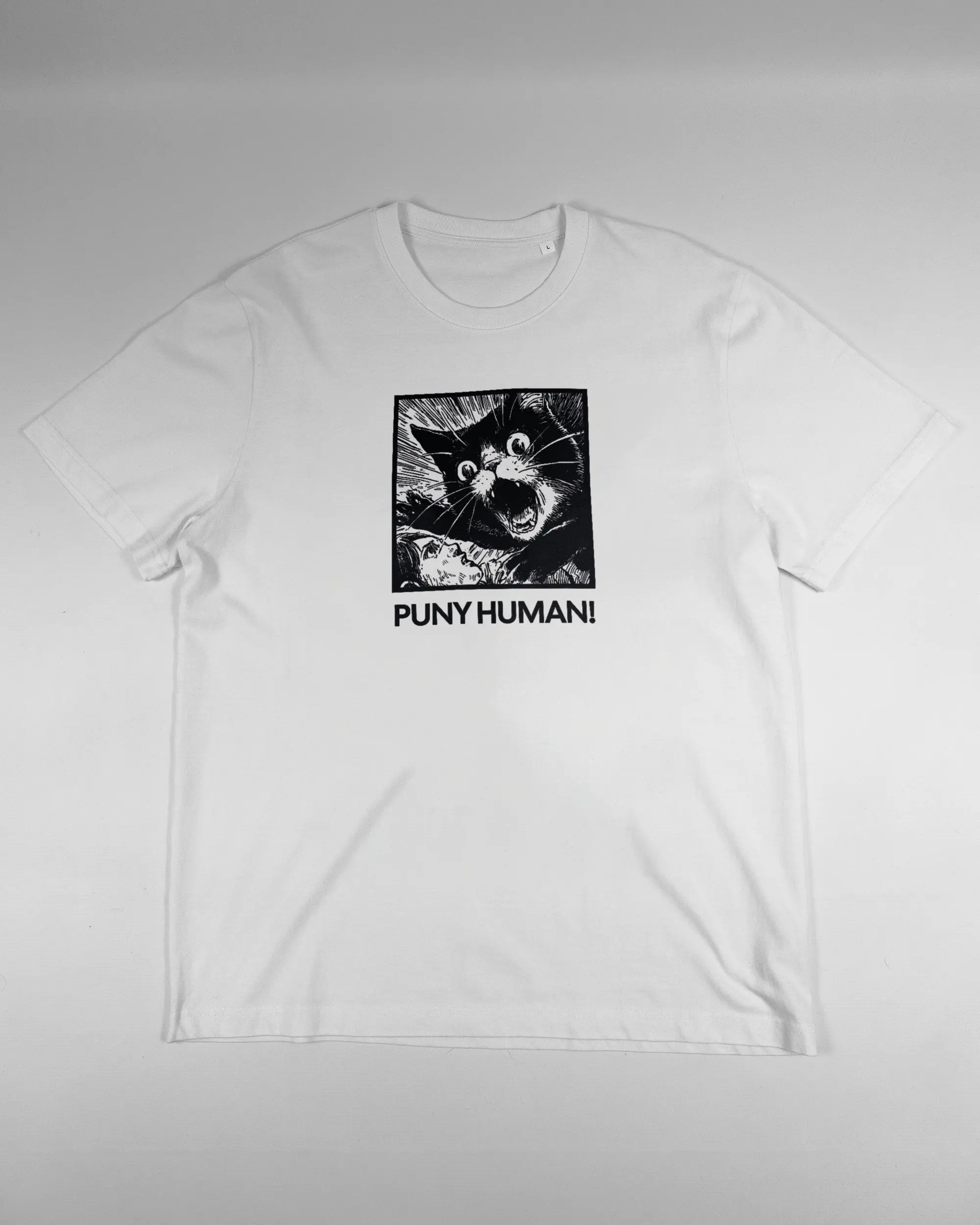 Vorderseite des Organic Unisex T-Shirt Relaxed von Maondo mit dem Design Puny Human in der Farbe White und in der Größe L flach auf den Boden gelegt